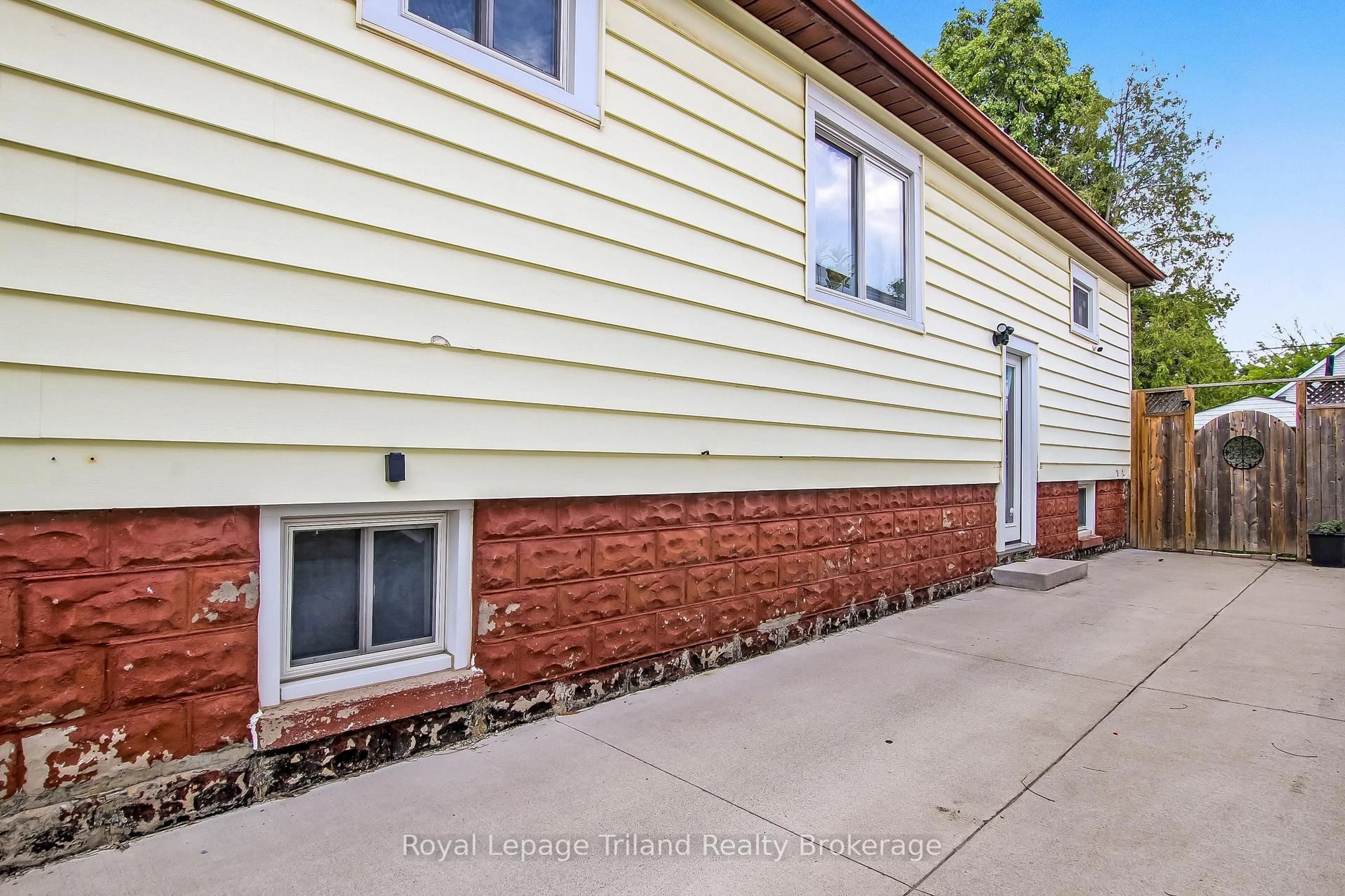 Unknown for 224 Harkness St, Sarnia Ontario N7T 3H4