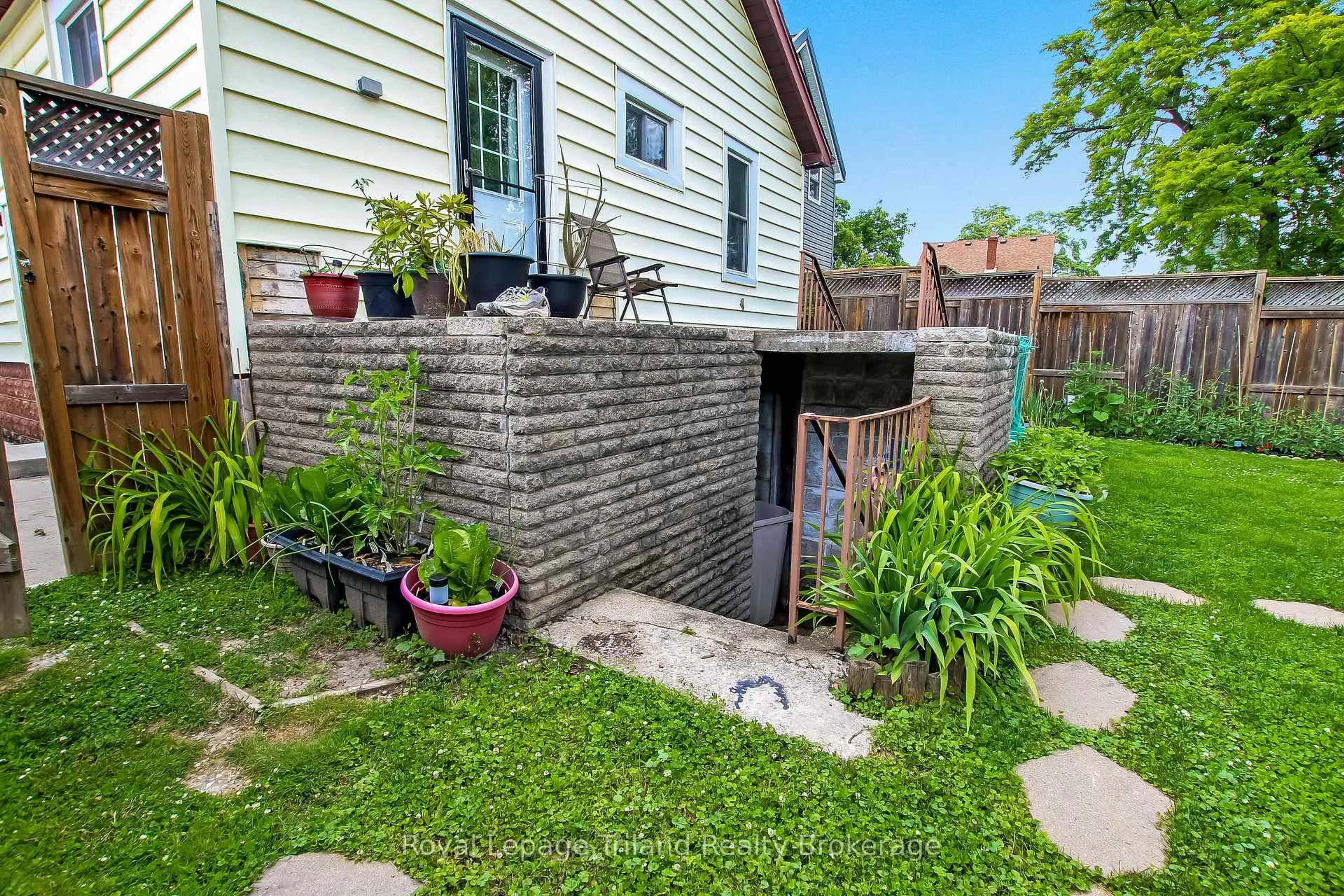 Patio, street for 224 Harkness St, Sarnia Ontario N7T 3H4