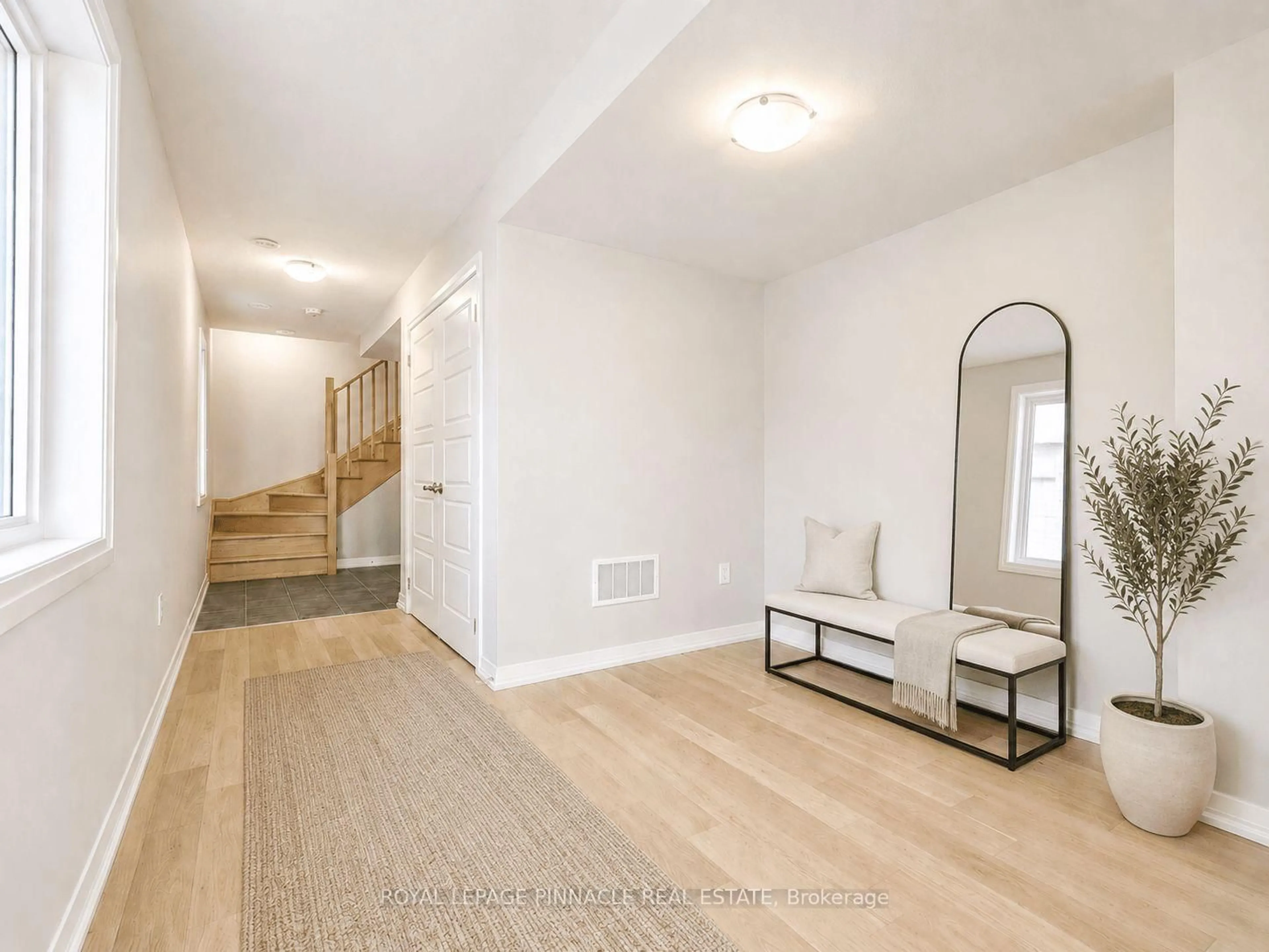 Indoor entryway for 52 Norwich Cres, Haldimand Ontario N3W 0J4