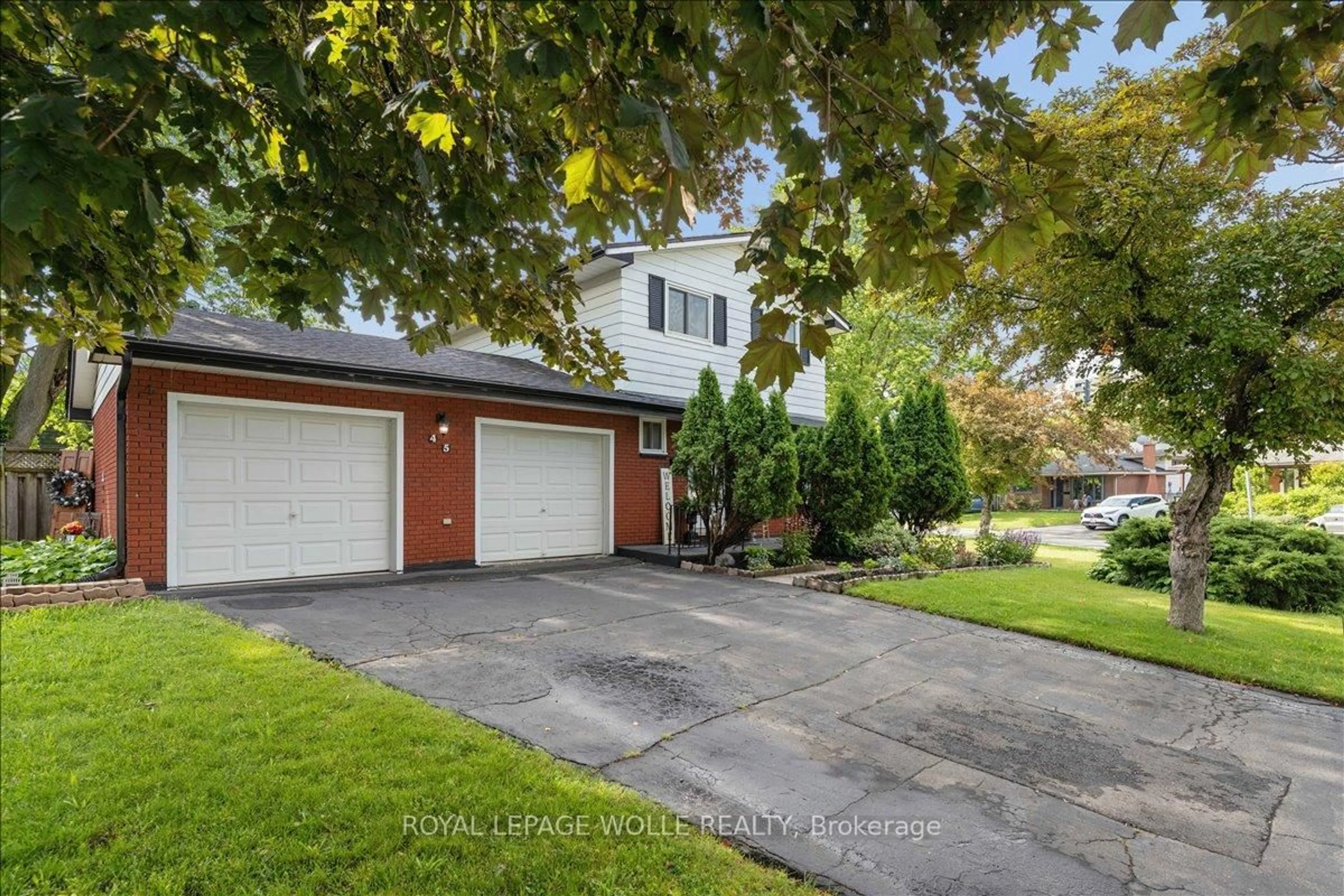 A pic from outside/outdoor area/front of a property/back of a property/a pic from drone, street for 45 Arrowhead Cres, Kitchener Ontario N2P 1C1