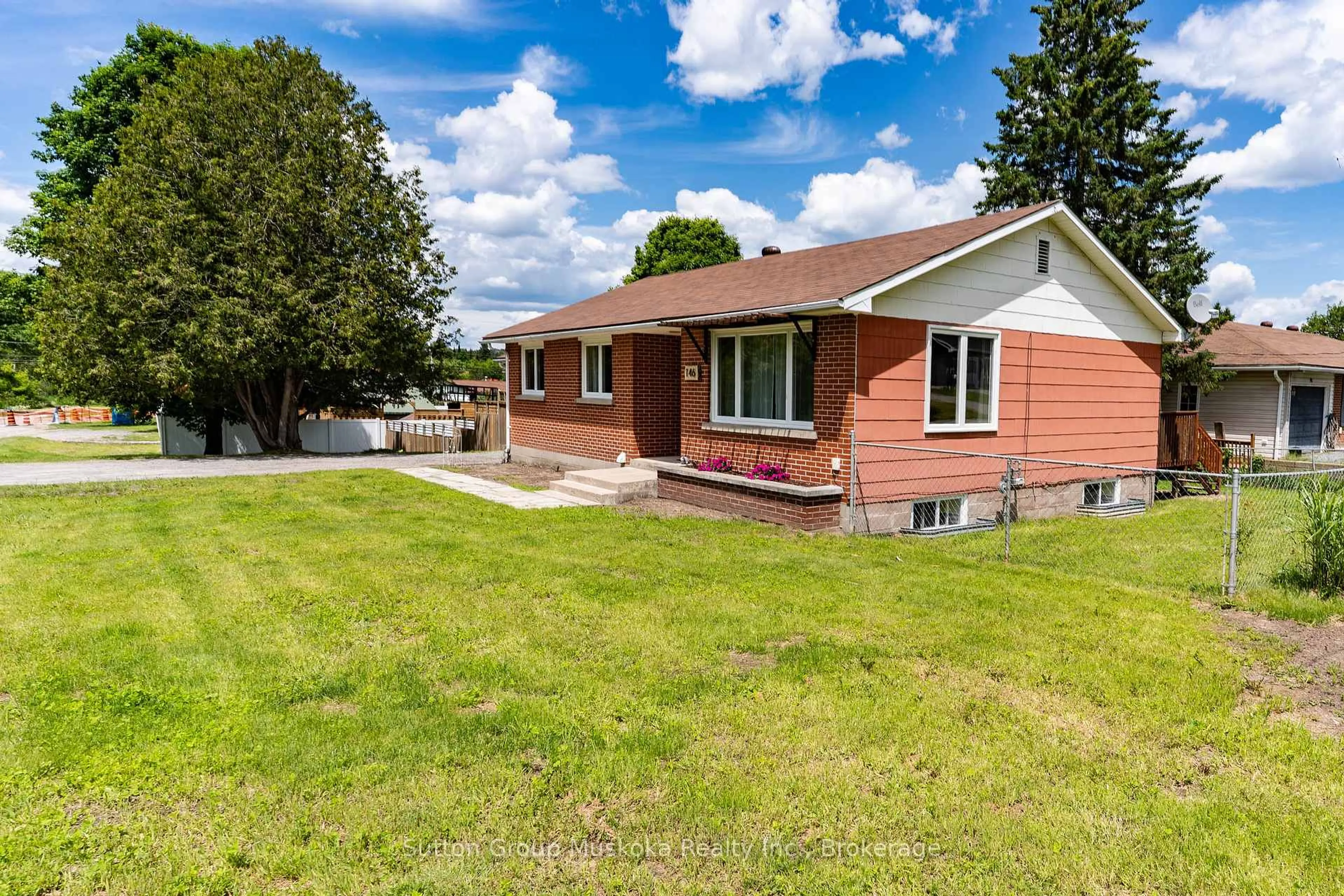 A pic from outside/outdoor area/front of a property/back of a property/a pic from drone, unknown for 146 Simpson St, Burk's Falls Ontario P0A 1C0