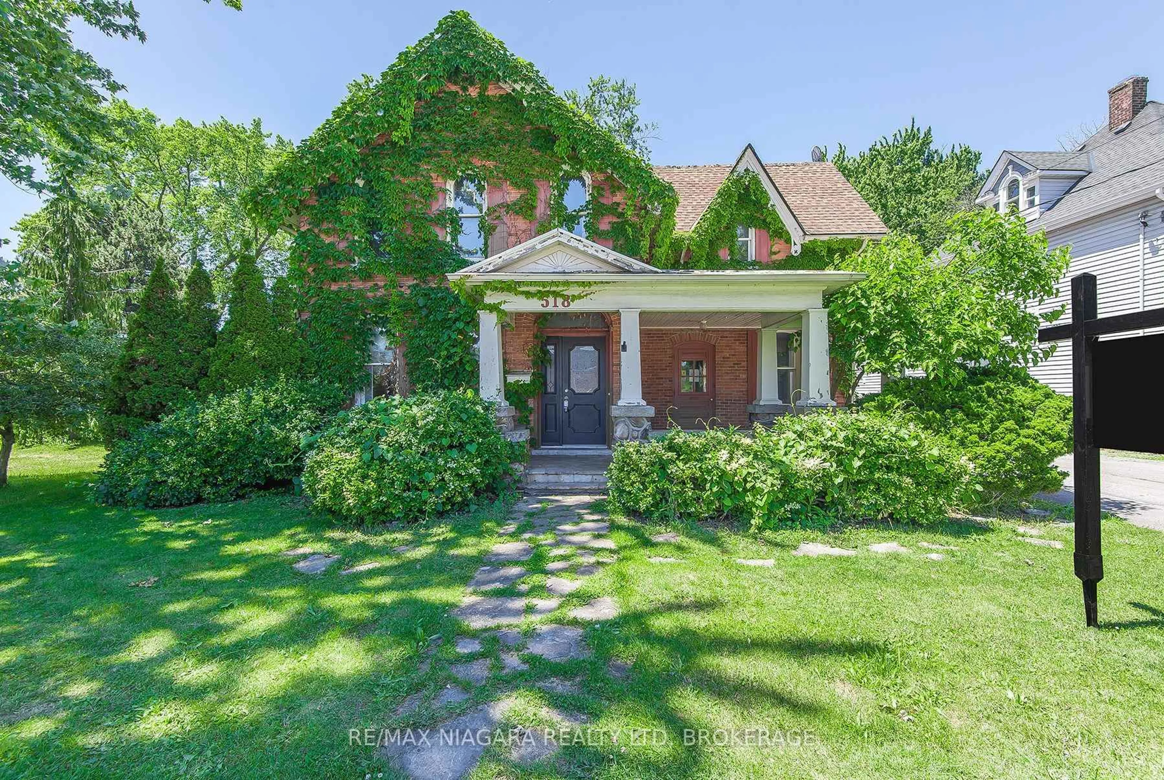 A pic from outside/outdoor area/front of a property/back of a property/a pic from drone, street for 518 King St, Port Colborne Ontario L3K 4H6