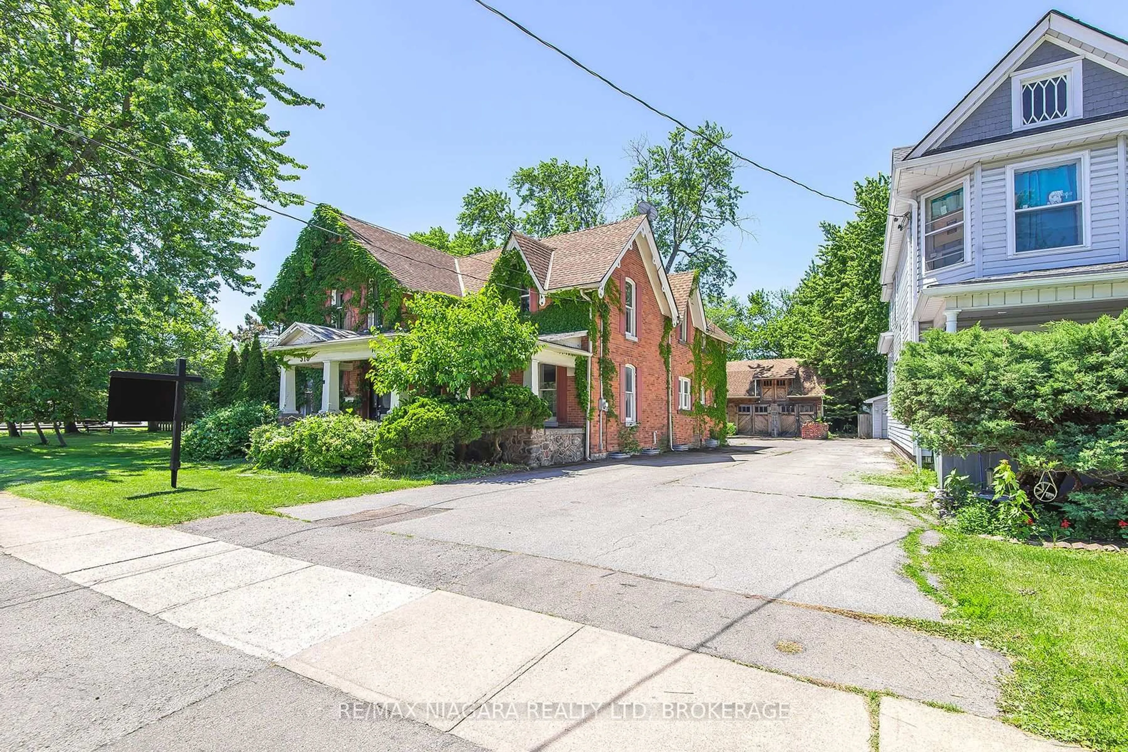A pic from outside/outdoor area/front of a property/back of a property/a pic from drone, street for 518 King St, Port Colborne Ontario L3K 4H6