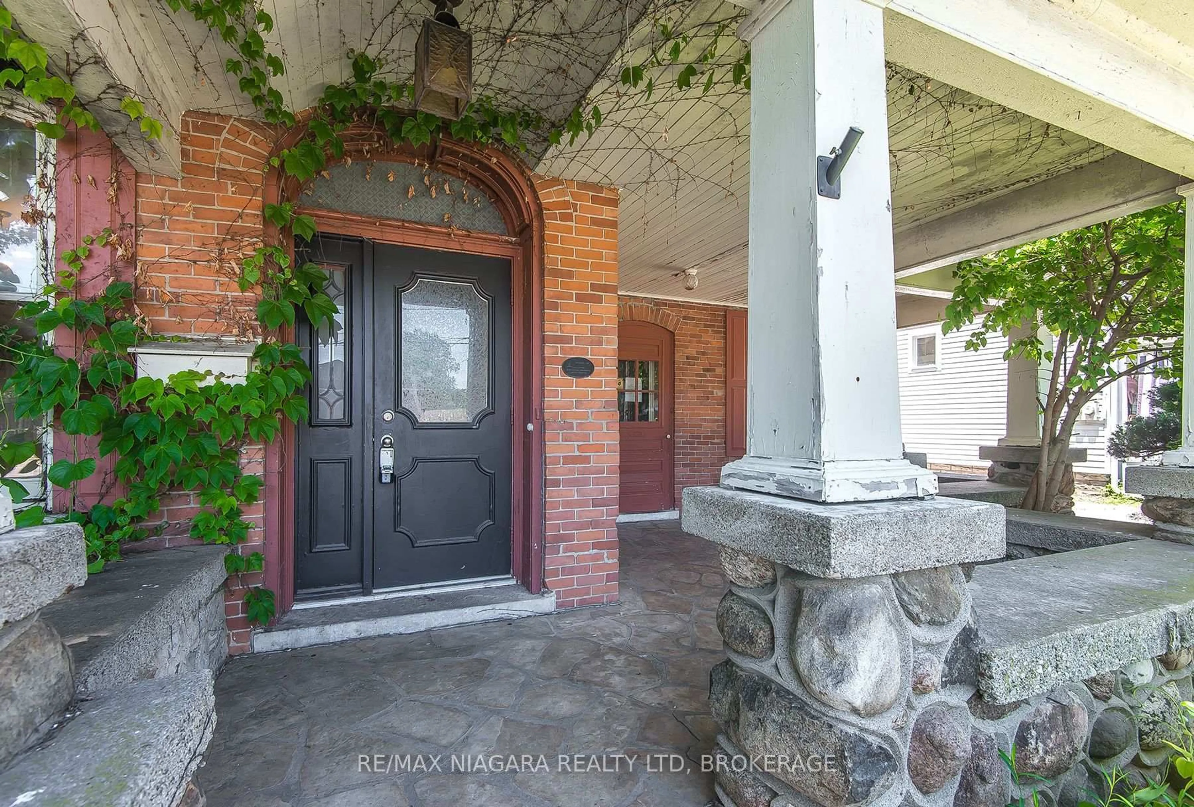 Indoor entryway for 518 King St, Port Colborne Ontario L3K 4H6