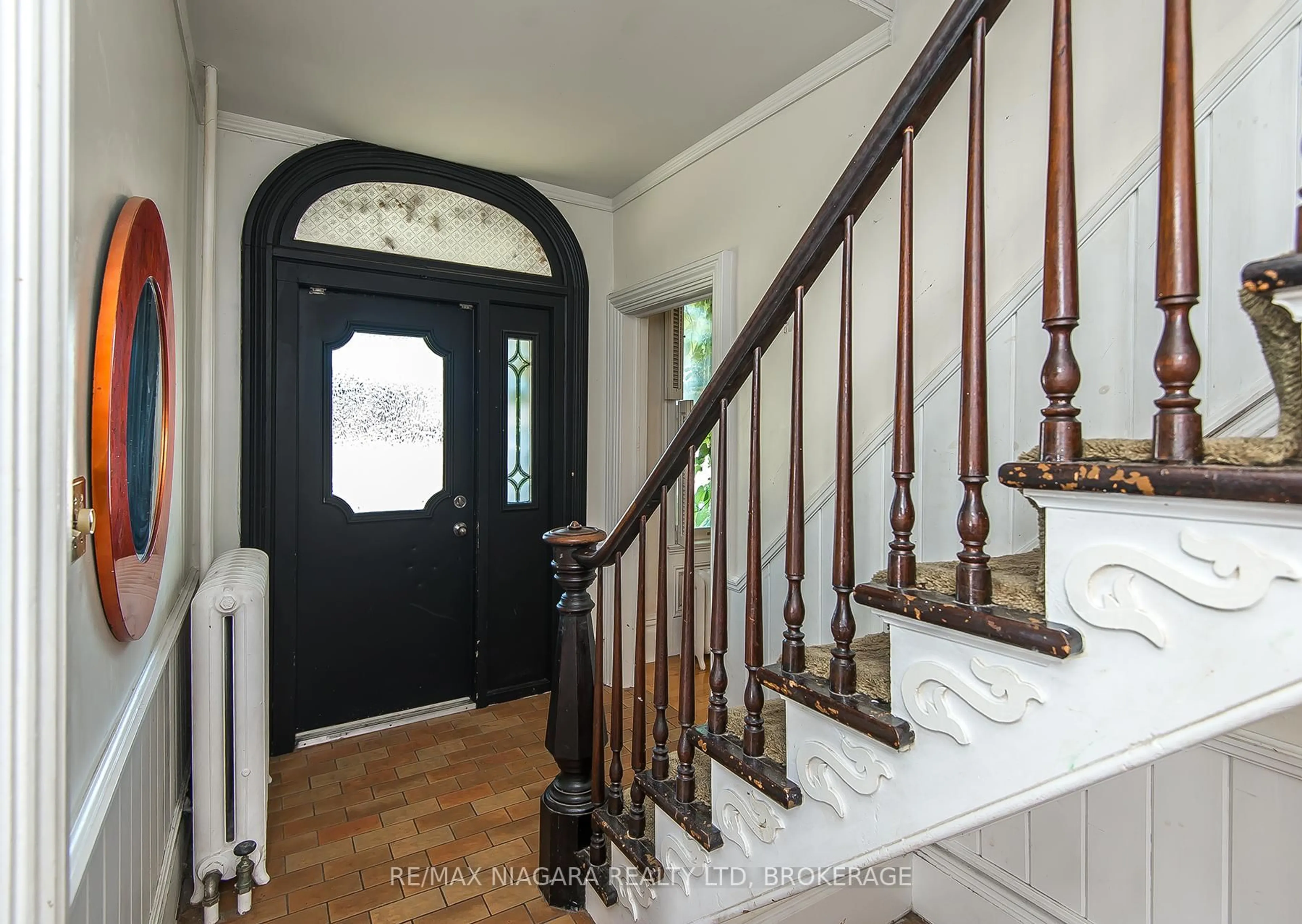 Indoor entryway for 518 King St, Port Colborne Ontario L3K 4H6