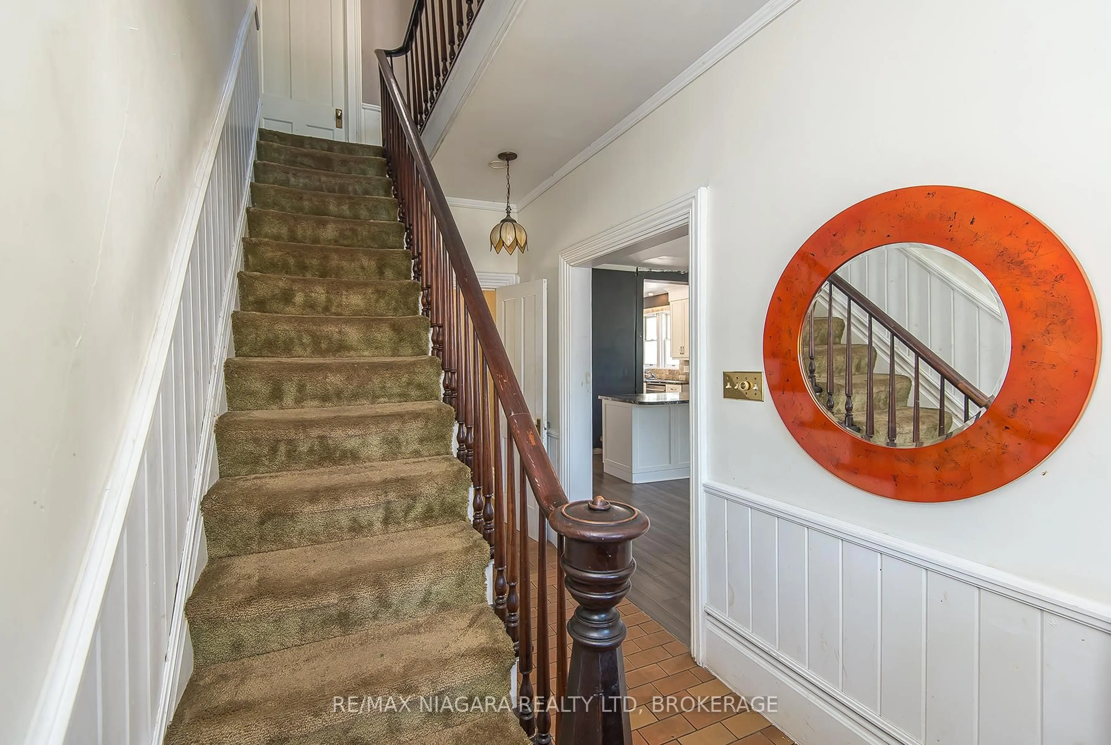 Indoor entryway for 518 King St, Port Colborne Ontario L3K 4H6