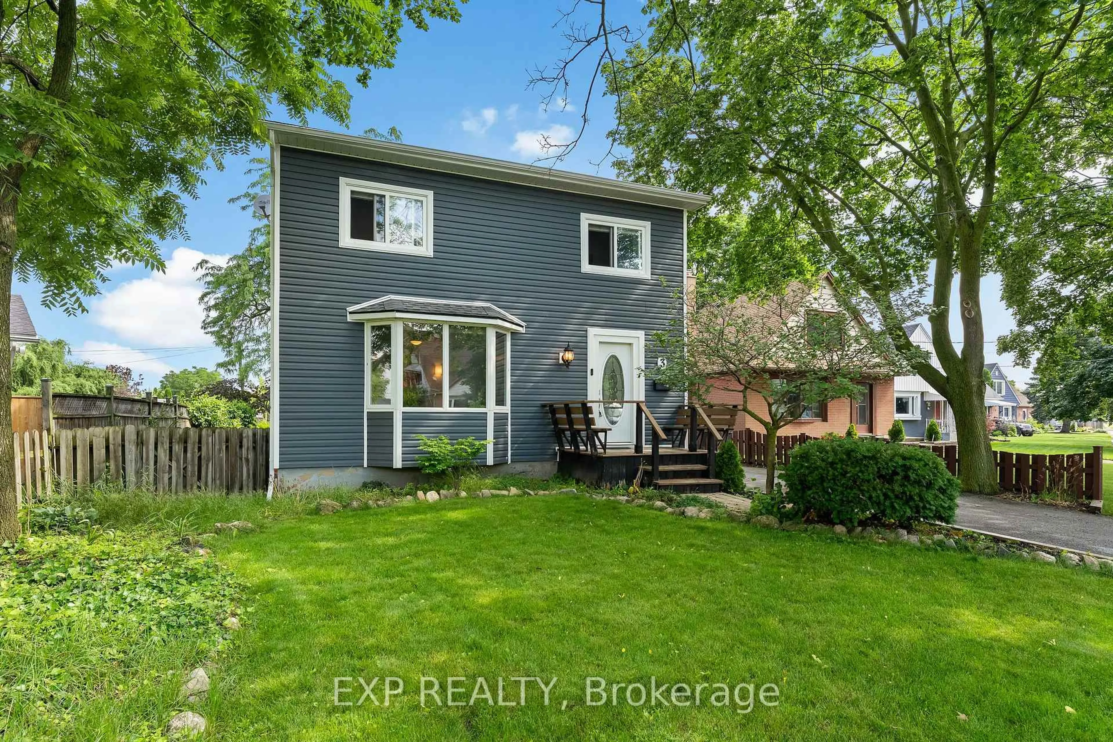 A pic from outside/outdoor area/front of a property/back of a property/a pic from drone, street for 3 WINNIFRED Ave, St. Catharines Ontario L2M 5X2