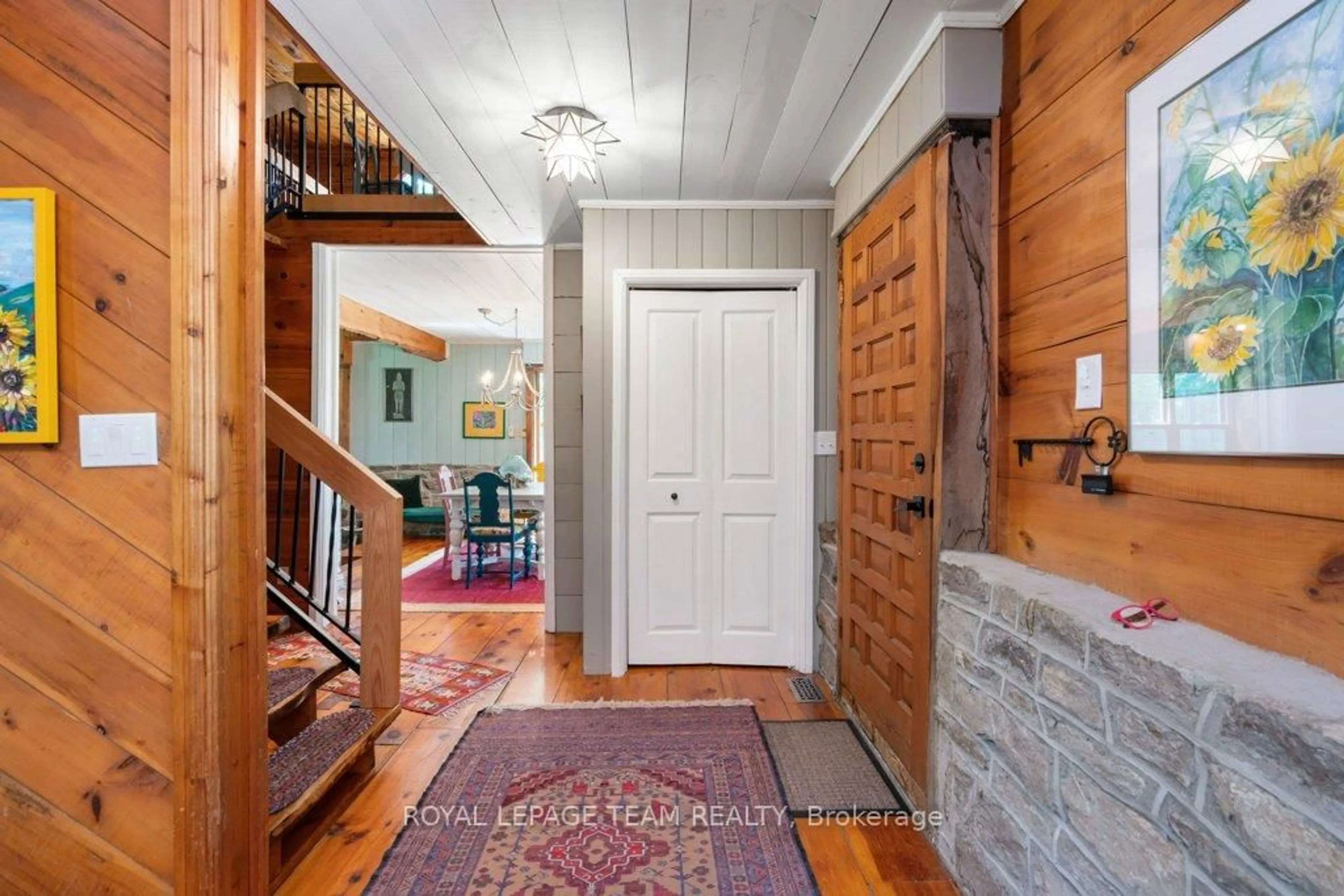 Indoor foyer for 1462 Rideau River Rd, Montague Ontario K7A 8B8