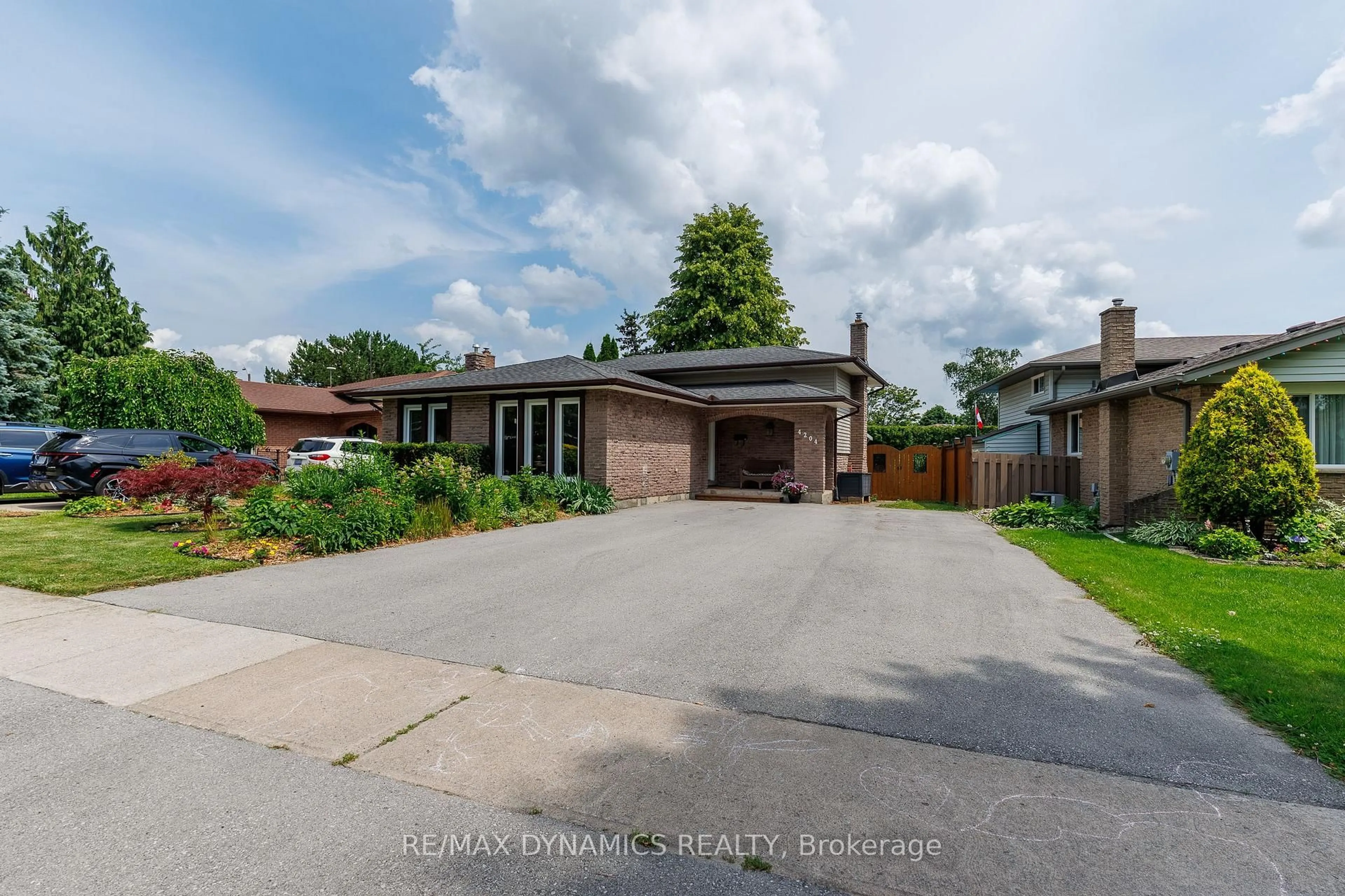 A pic from outside/outdoor area/front of a property/back of a property/a pic from drone, street for 4204 Brookdale Dr, Niagara Falls Ontario L2H 2B5