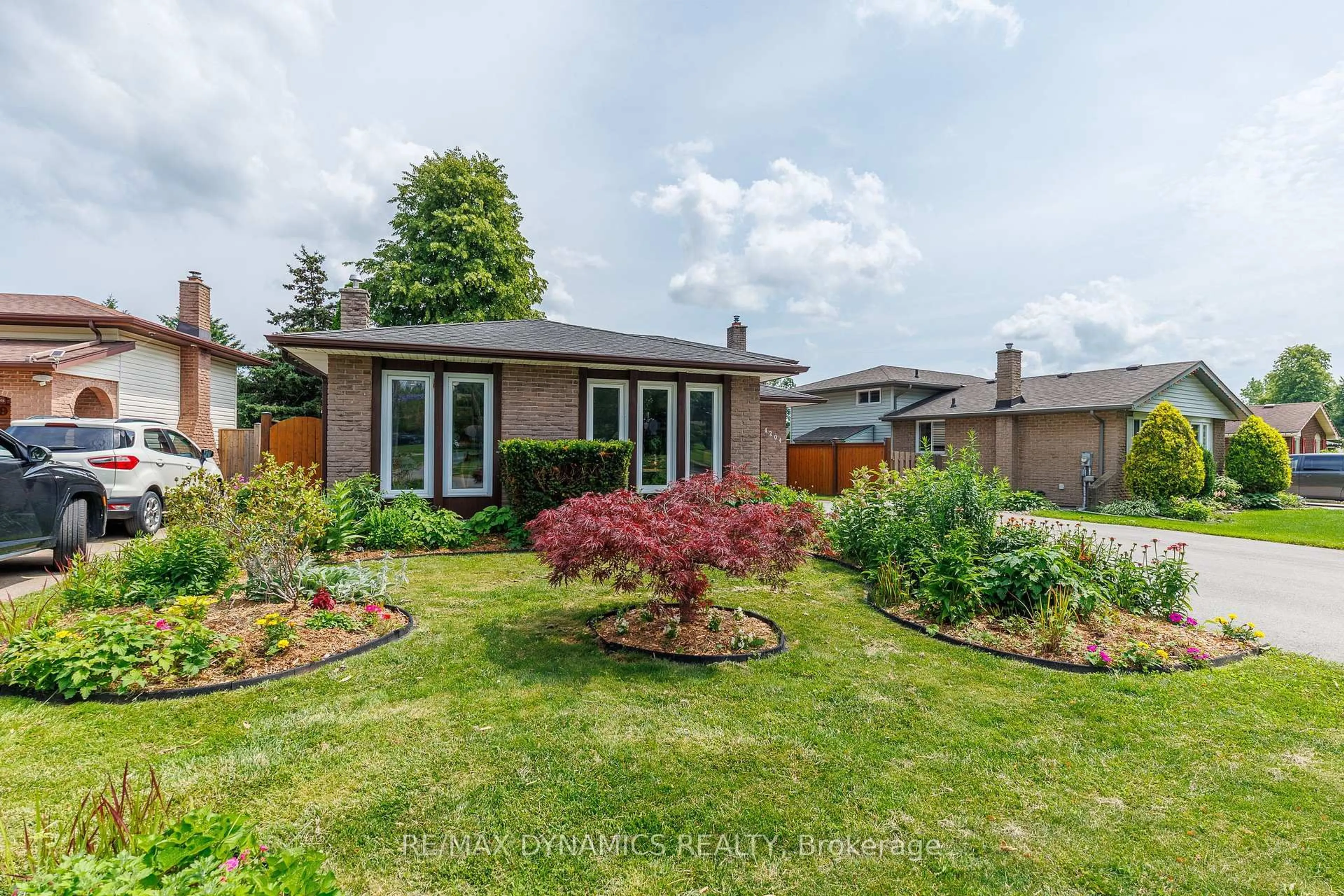 A pic from outside/outdoor area/front of a property/back of a property/a pic from drone, unknown for 4204 Brookdale Dr, Niagara Falls Ontario L2H 2B5