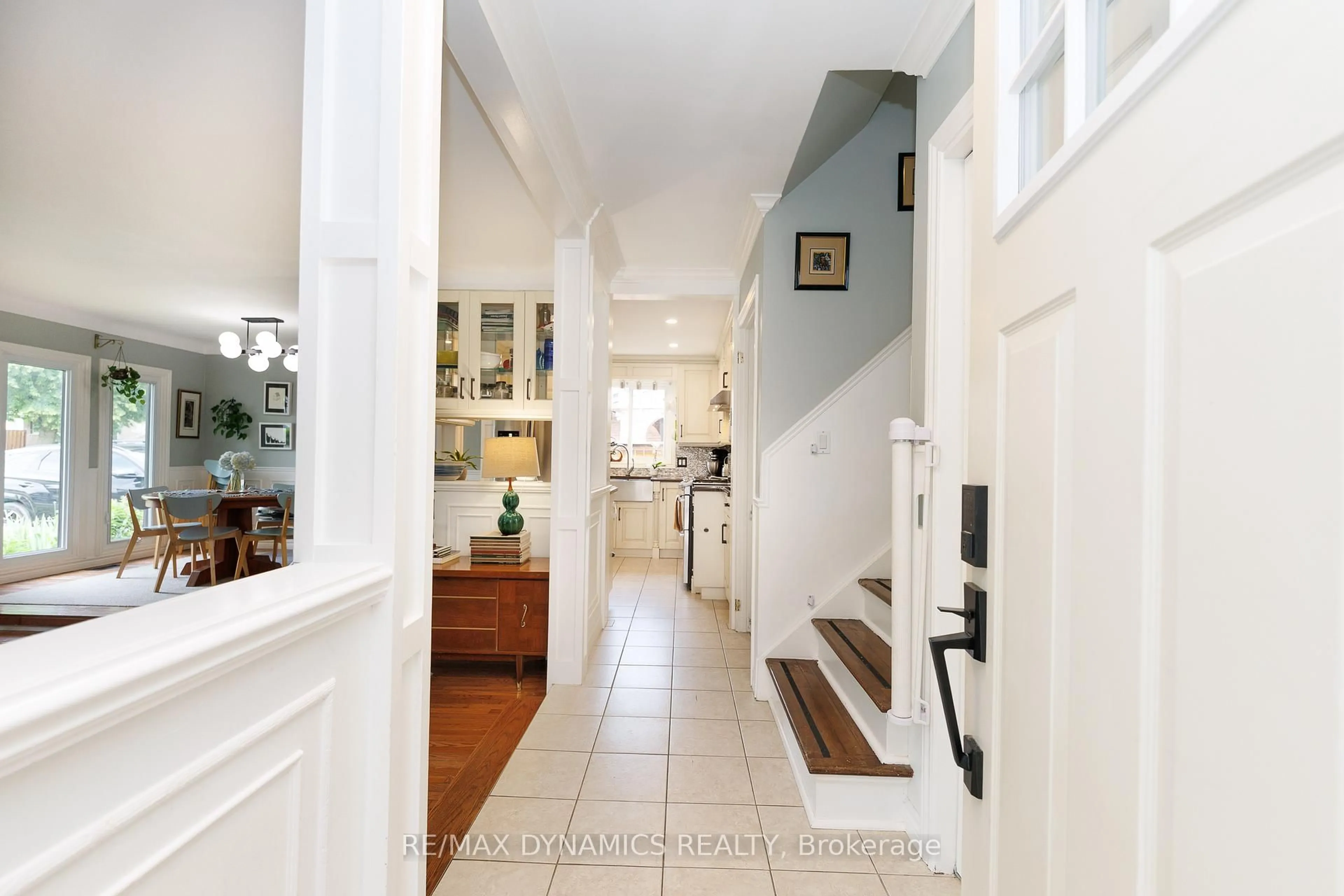Indoor entryway for 4204 Brookdale Dr, Niagara Falls Ontario L2H 2B5