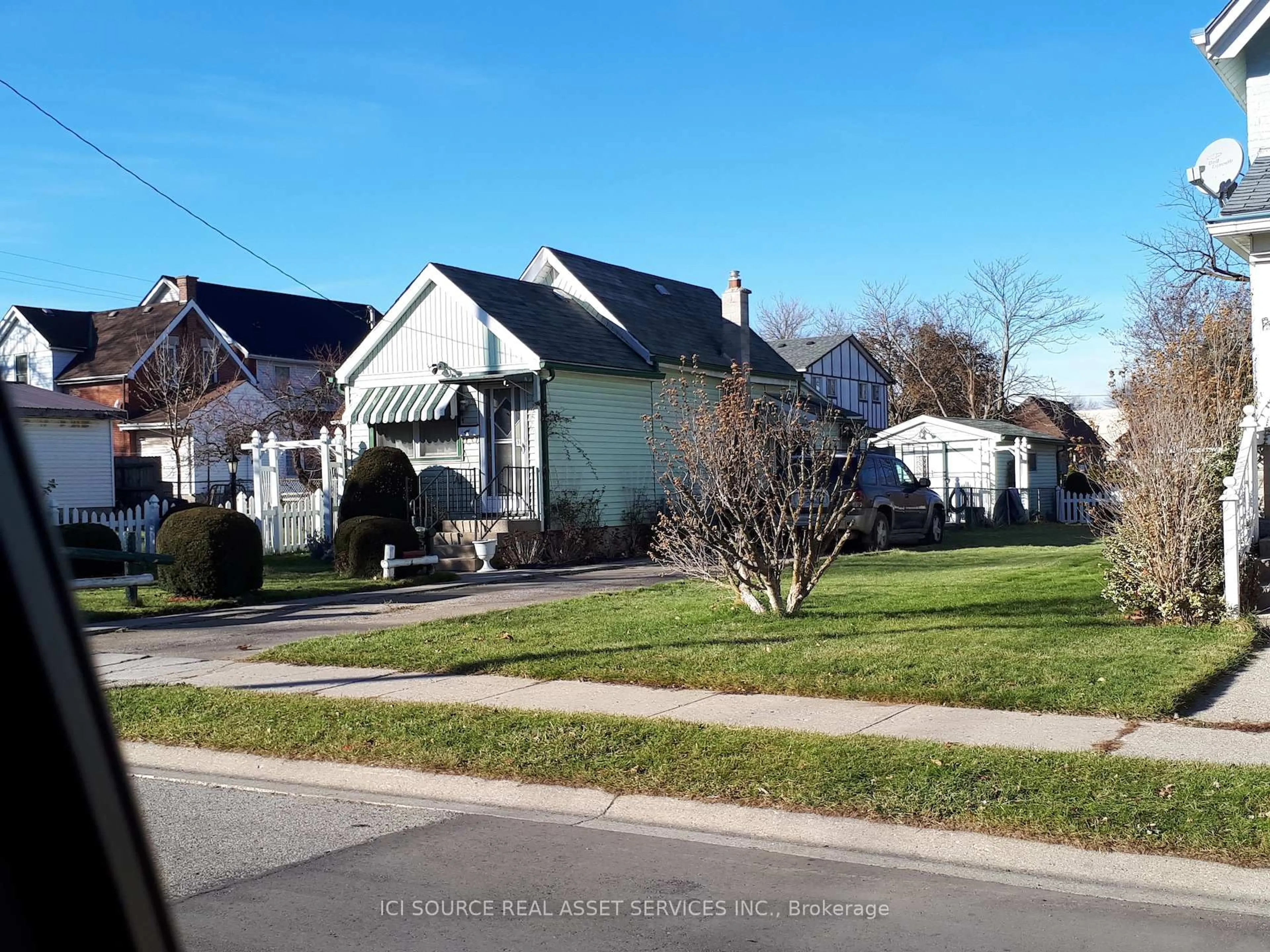 A pic from outside/outdoor area/front of a property/back of a property/a pic from drone, street for 1026 York St, London East Ontario N5W 2T5
