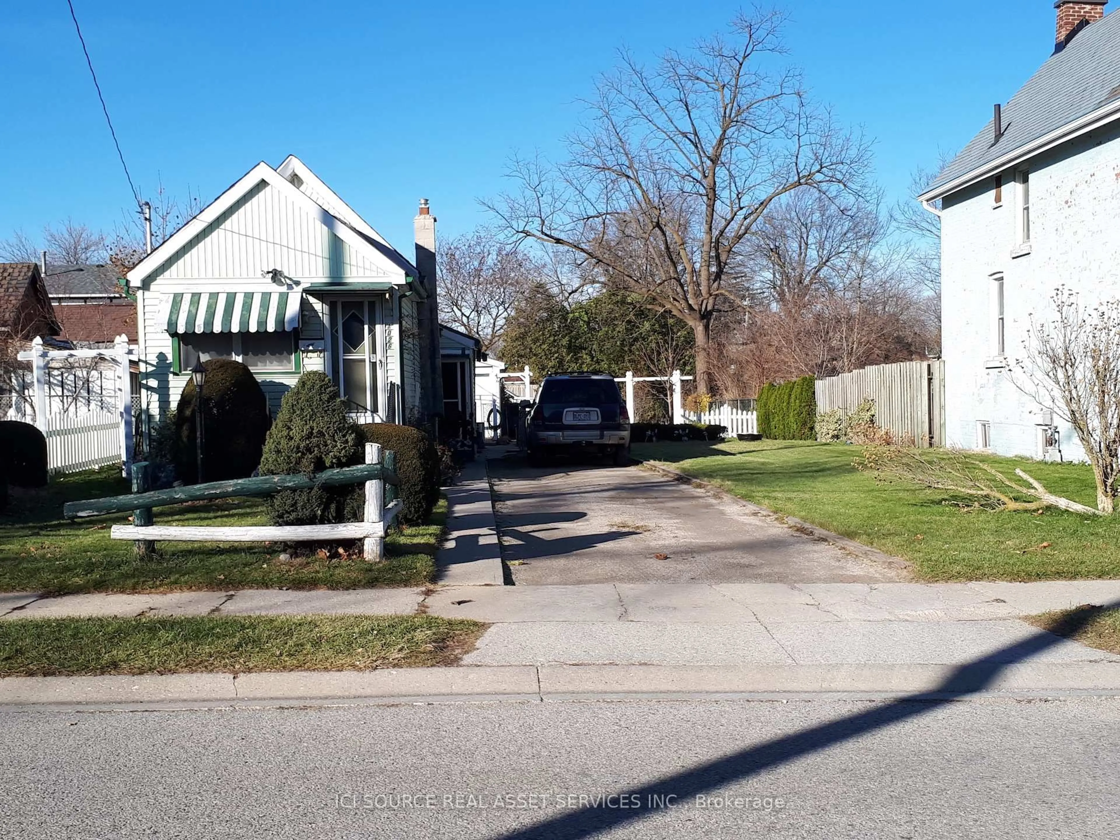 A pic from outside/outdoor area/front of a property/back of a property/a pic from drone, street for 1026 York St, London East Ontario N5W 2T5
