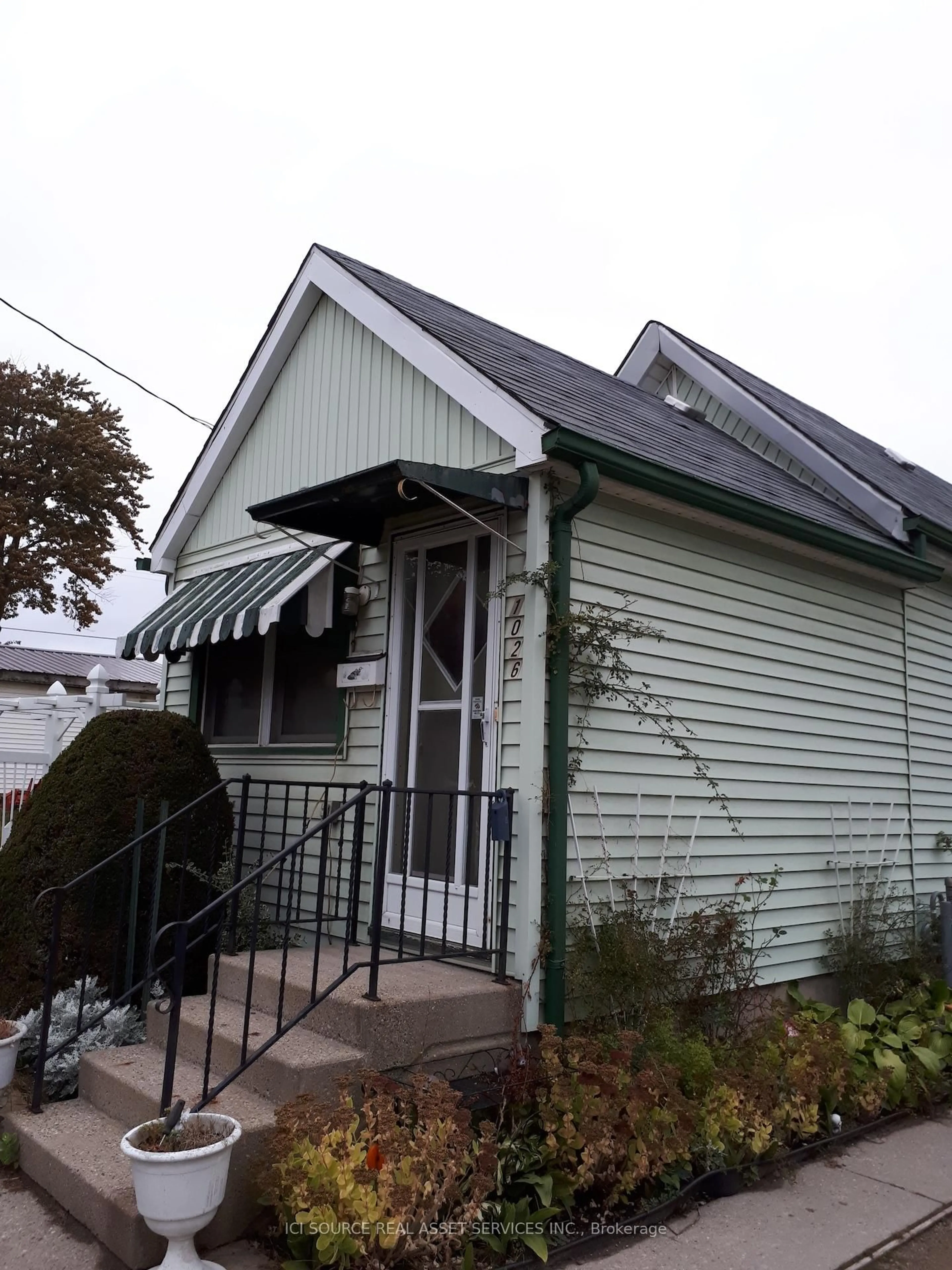 Home with vinyl exterior material, street for 1026 York St, London East Ontario N5W 2T5