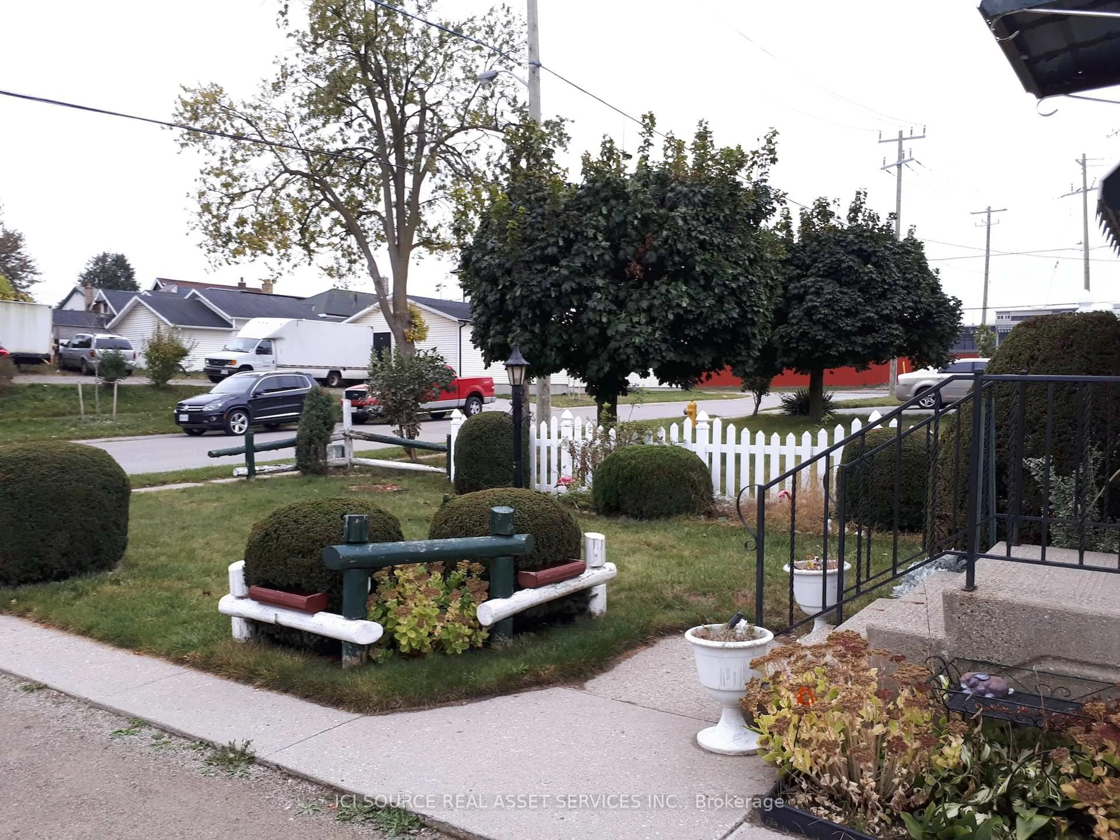 A pic from outside/outdoor area/front of a property/back of a property/a pic from drone, street for 1026 York St, London East Ontario N5W 2T5