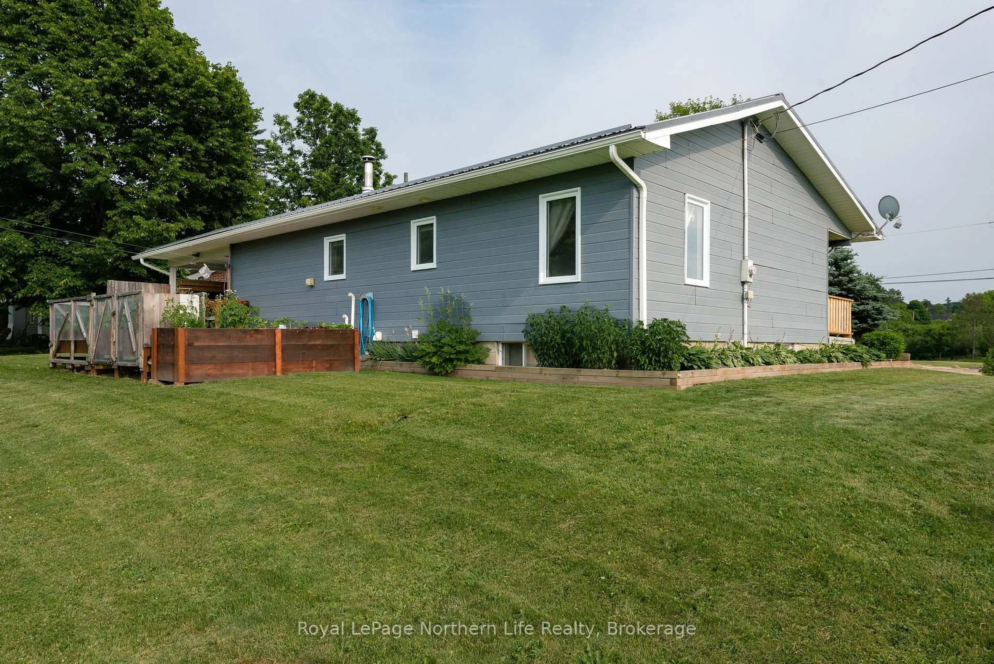 Home with vinyl exterior material, unknown for 12 Valley View Dr, Powassan Ontario P0H 1Z0
