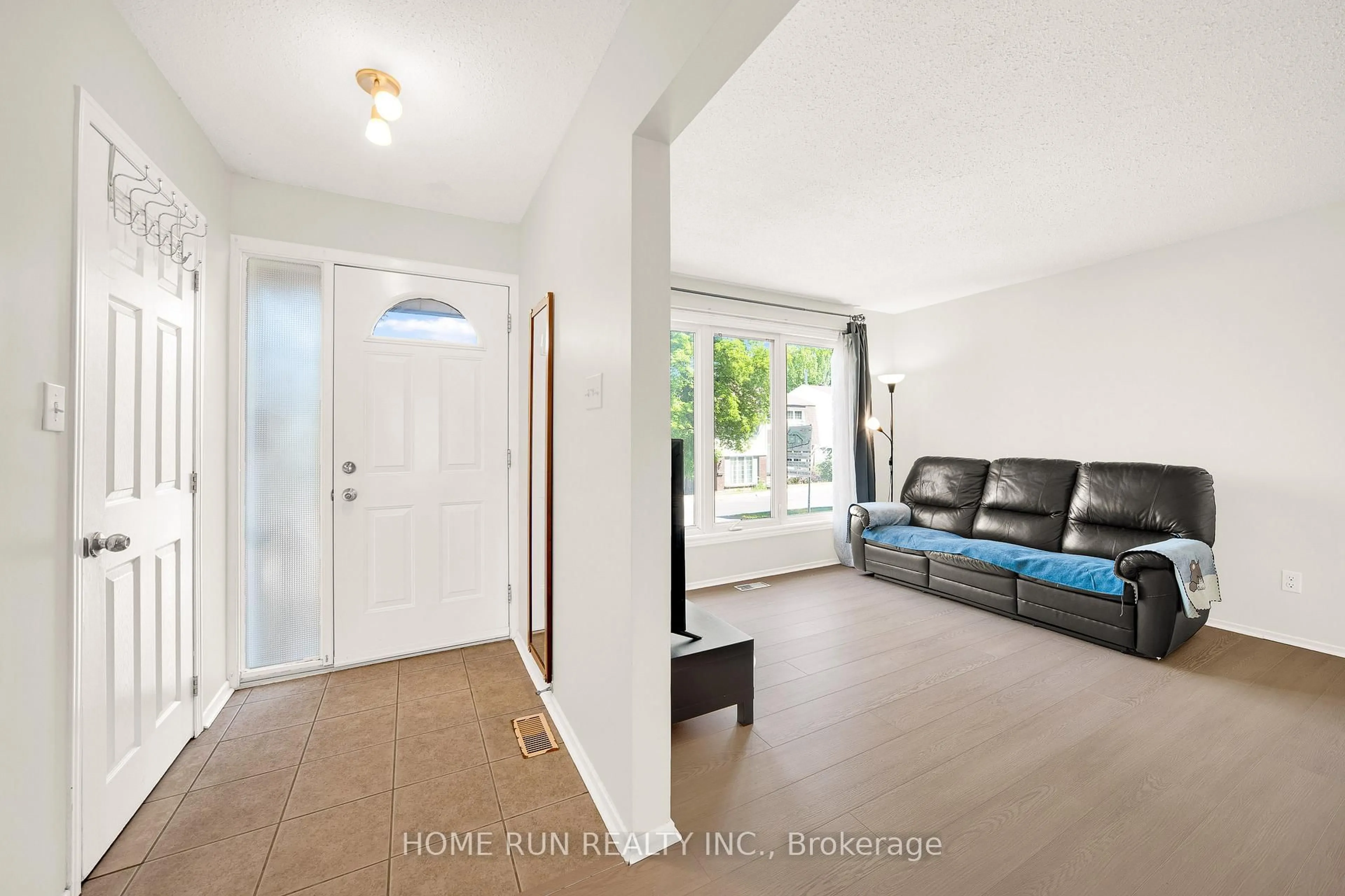 Indoor entryway for 2111 Montreal Rd #4, Ottawa Ontario K1J 8M8