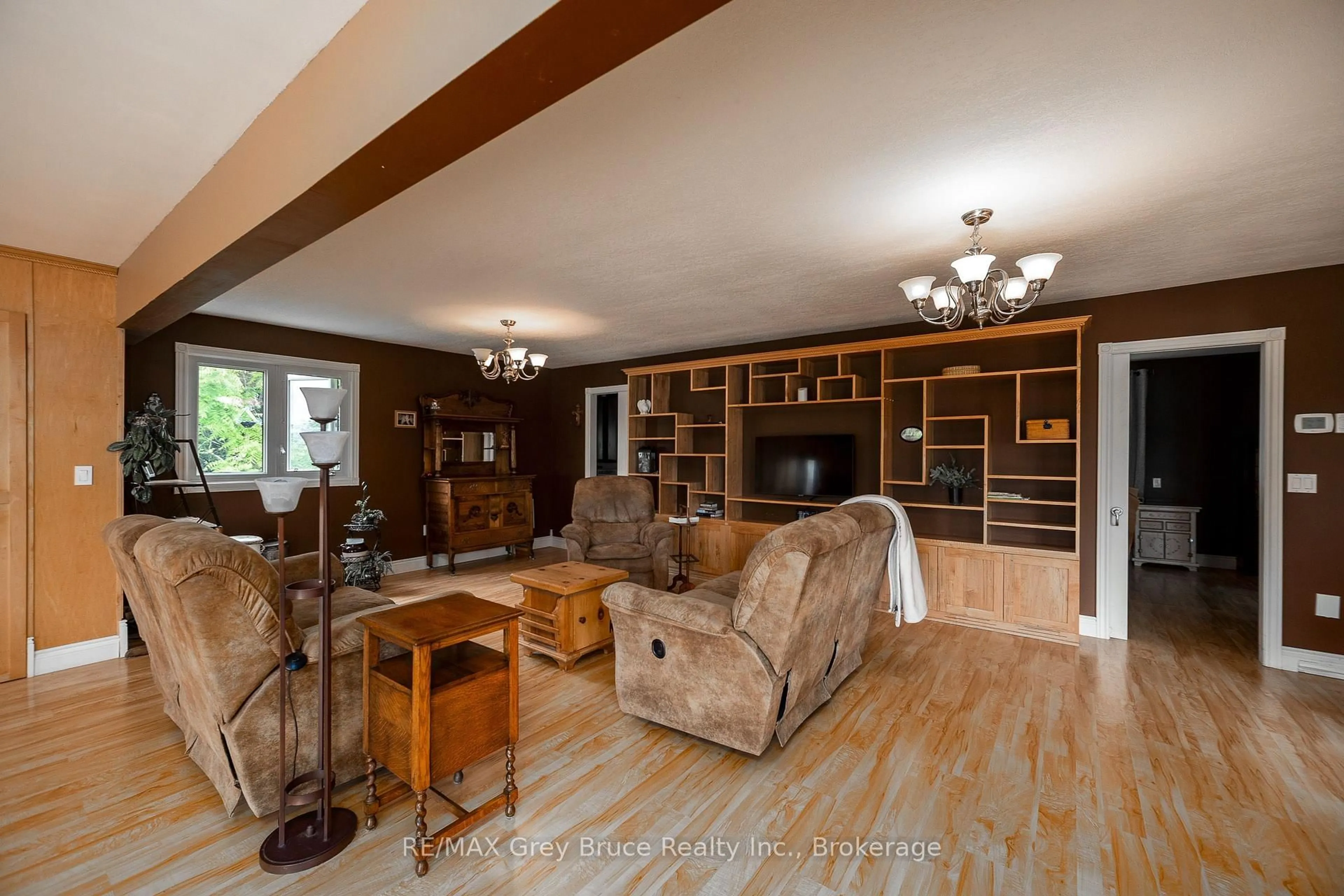 Living room with furniture, wood/laminate floor for 114 Victoria St, Chatsworth Ontario N0H 2S0