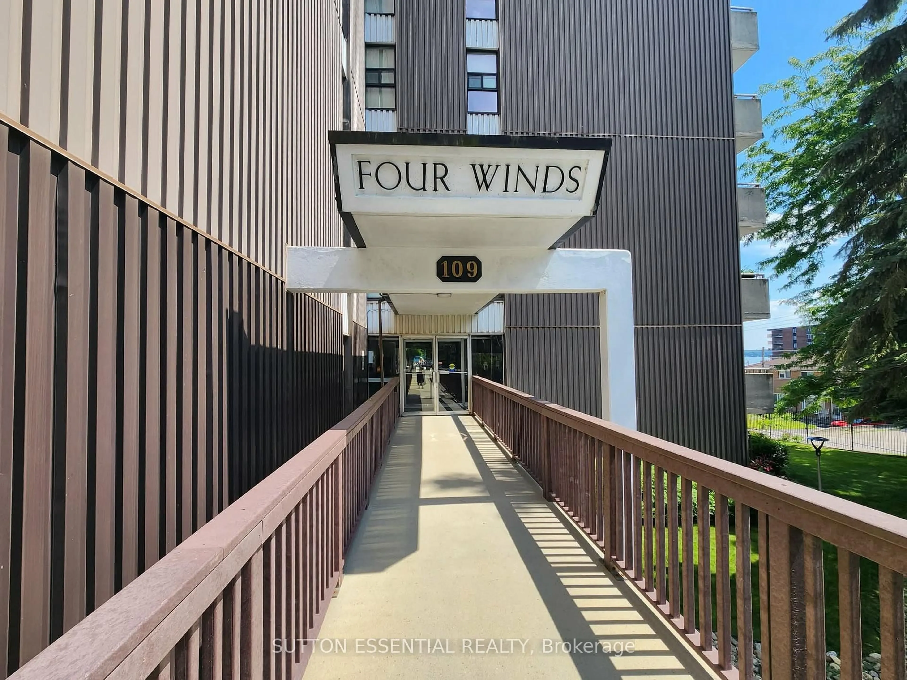 Indoor foyer for 109 King St #904, Brockville Ontario K6V 1B8