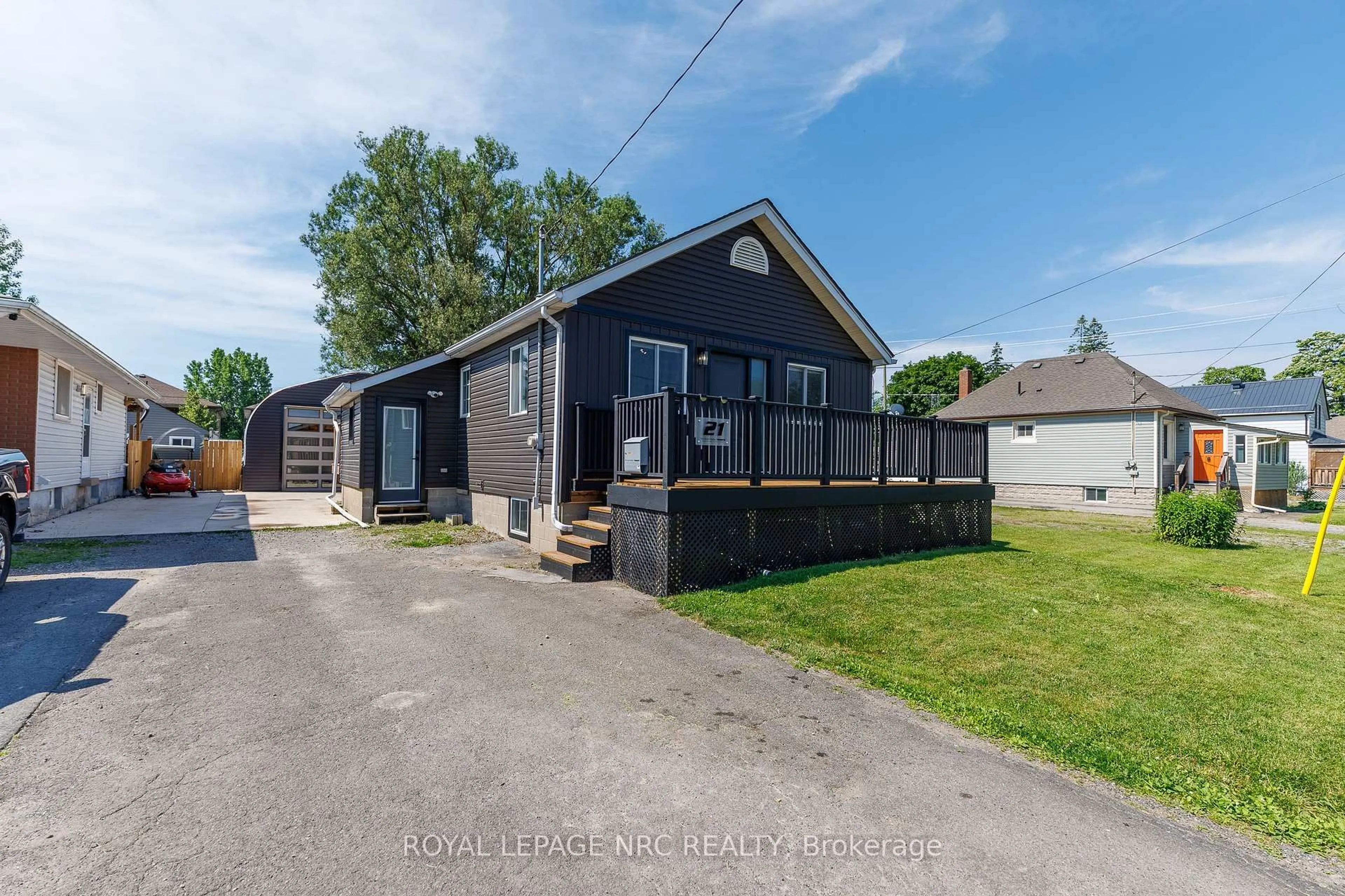 A pic from outside/outdoor area/front of a property/back of a property/a pic from drone, street for 21 Huron St, Welland Ontario L3B 5J2