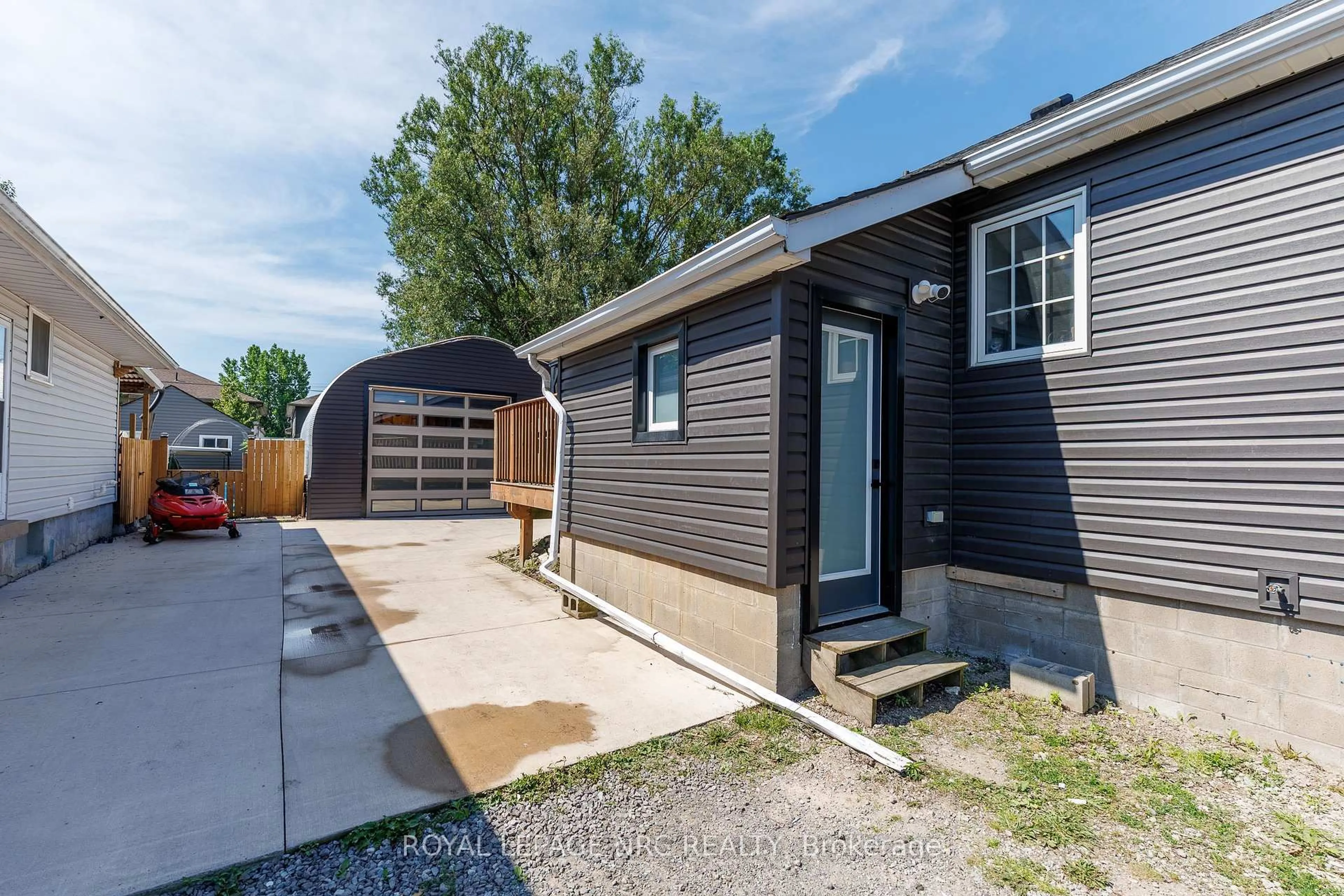 Home with vinyl exterior material, street for 21 Huron St, Welland Ontario L3B 5J2