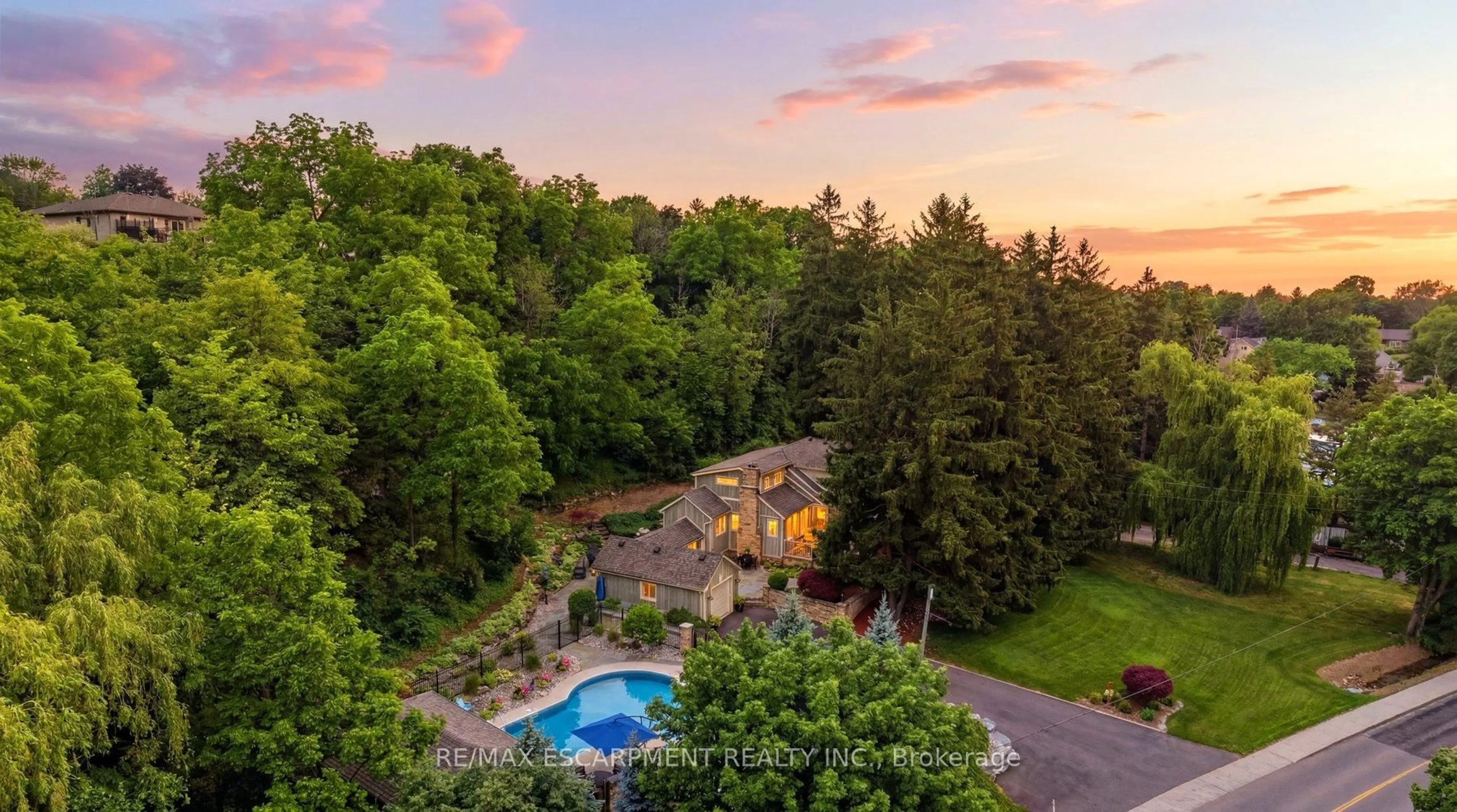 A pic from outside/outdoor area/front of a property/back of a property/a pic from drone, water/lake/river/ocean view for 44 New Mountain Rd, Hamilton Ontario L8G 2R7