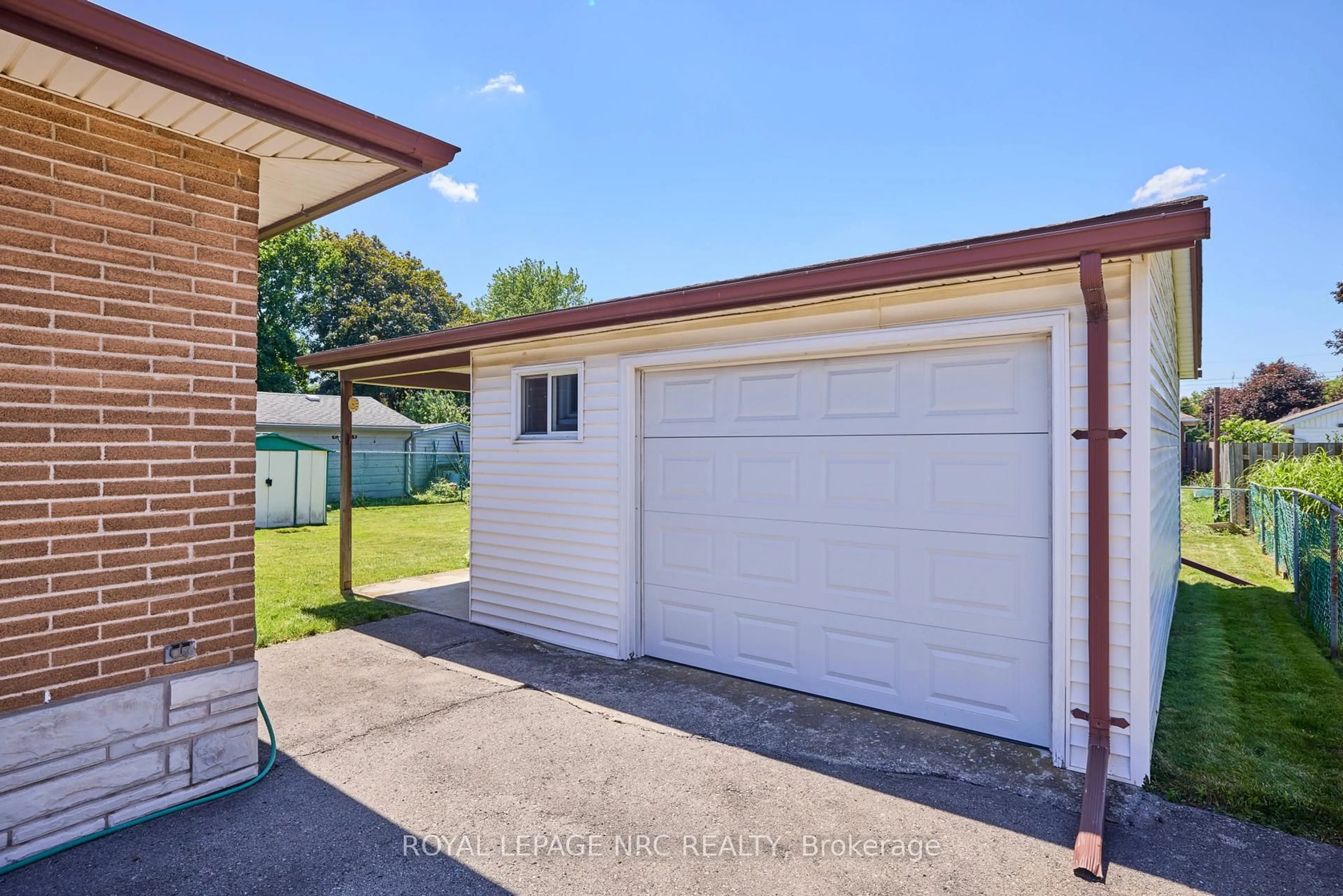 Indoor garage for 519 Alan Ave, Welland Ontario L3C 2Y8