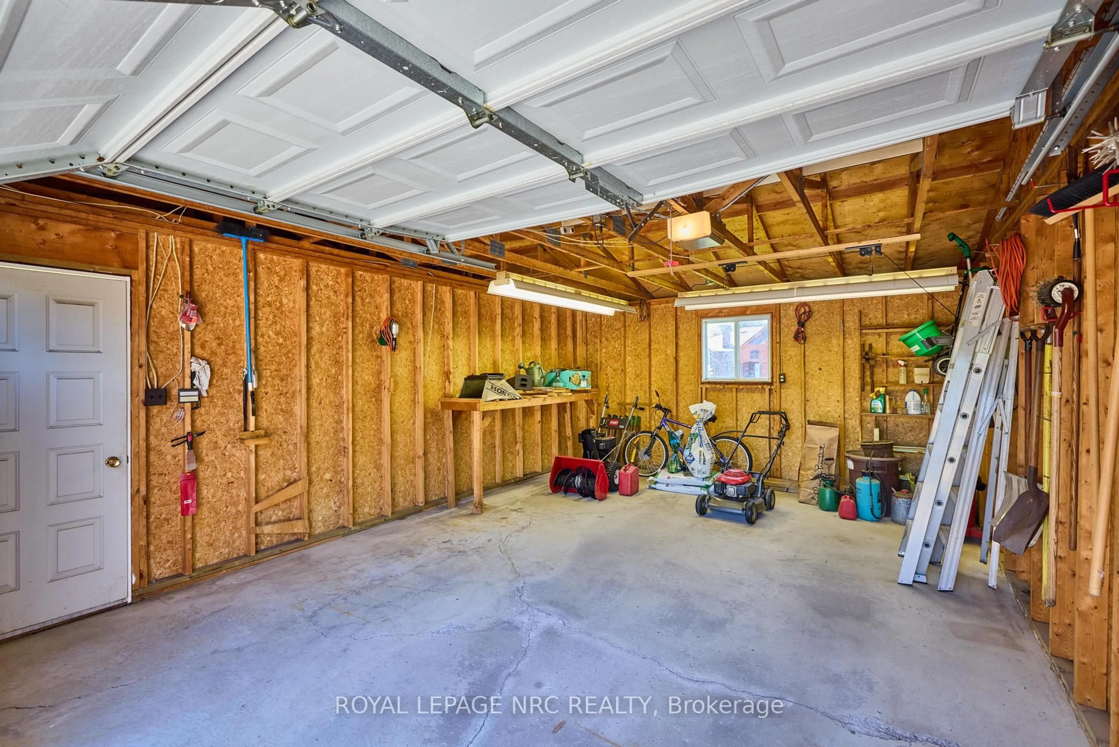 Indoor garage for 519 Alan Ave, Welland Ontario L3C 2Y8