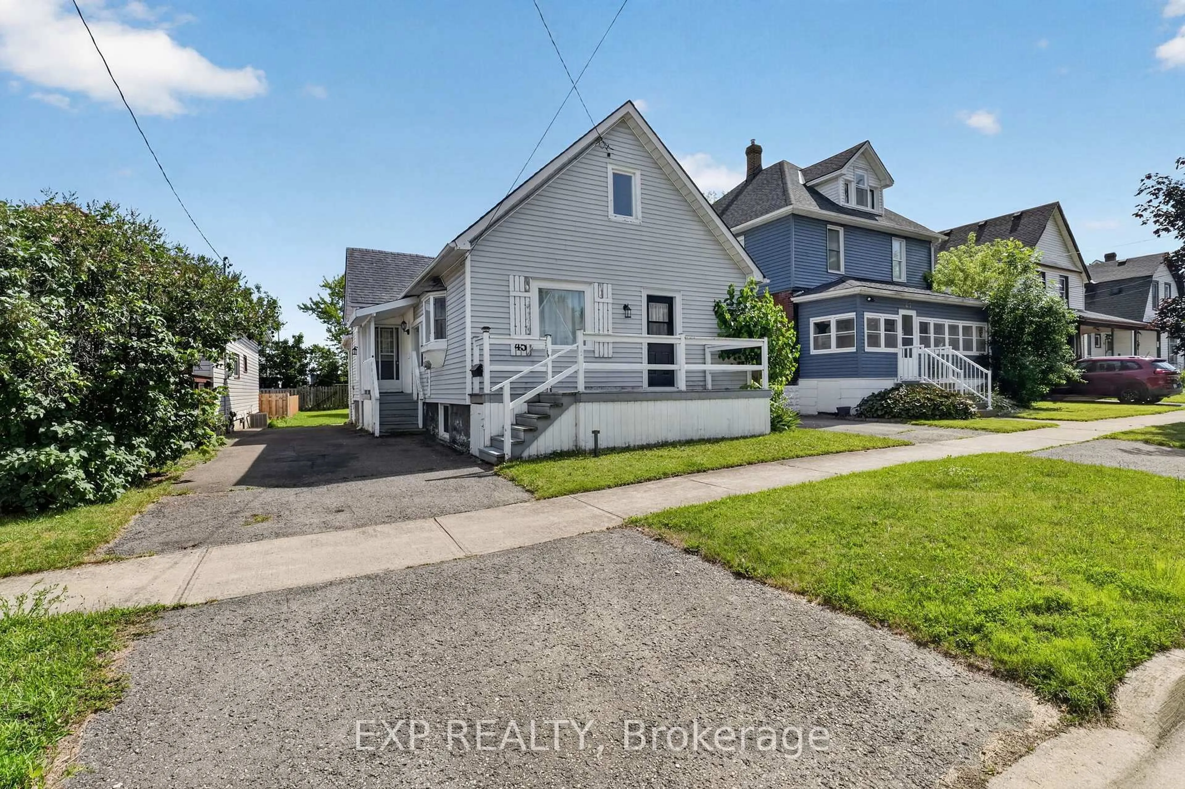 A pic from outside/outdoor area/front of a property/back of a property/a pic from drone, street for 45 Phipps St, Fort Erie Ontario L2A 2V3