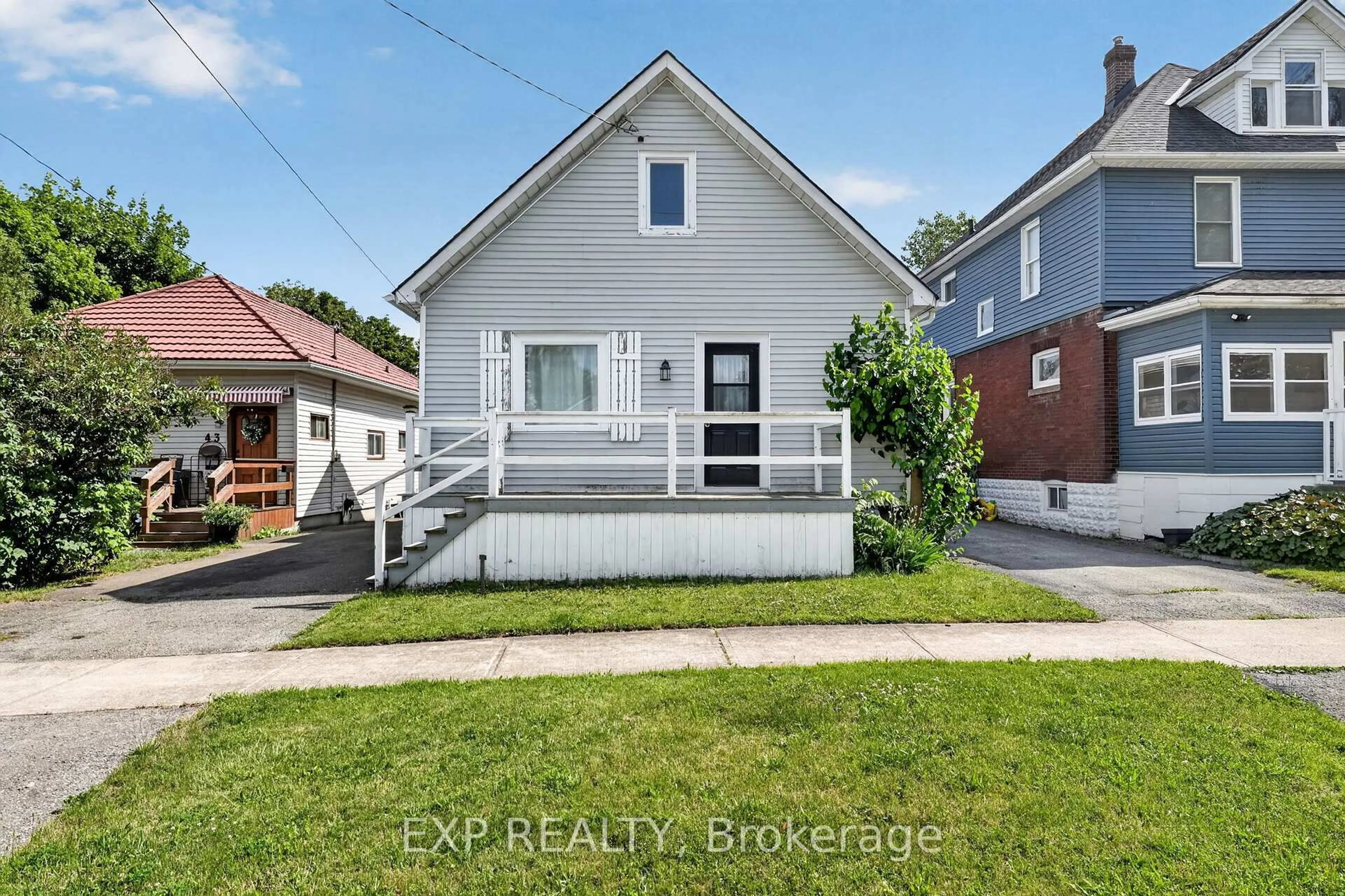 A pic from outside/outdoor area/front of a property/back of a property/a pic from drone, street for 45 Phipps St, Fort Erie Ontario L2A 2V3