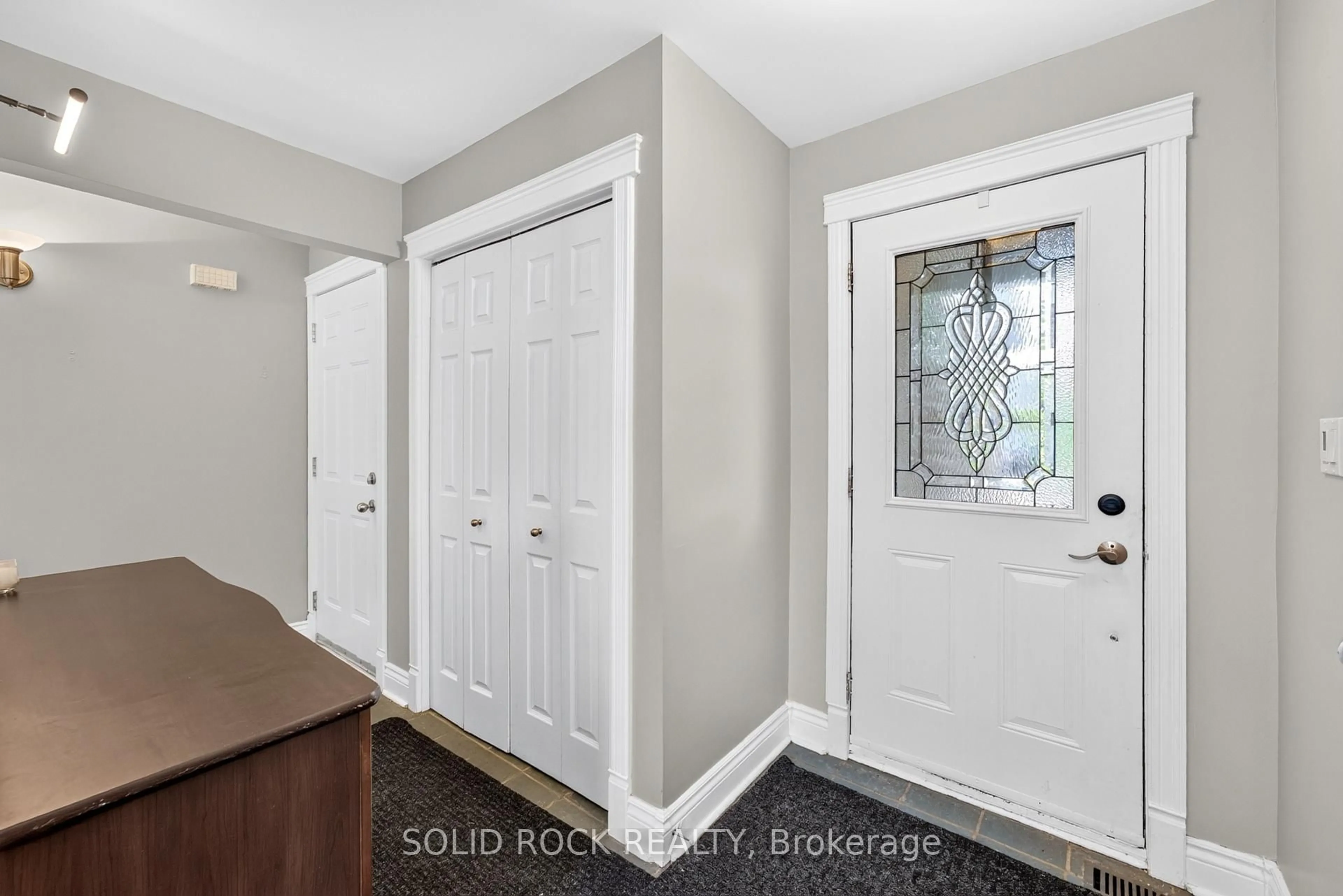 Indoor entryway for 191 Yoho Dr, Ottawa Ontario K2M 2N2