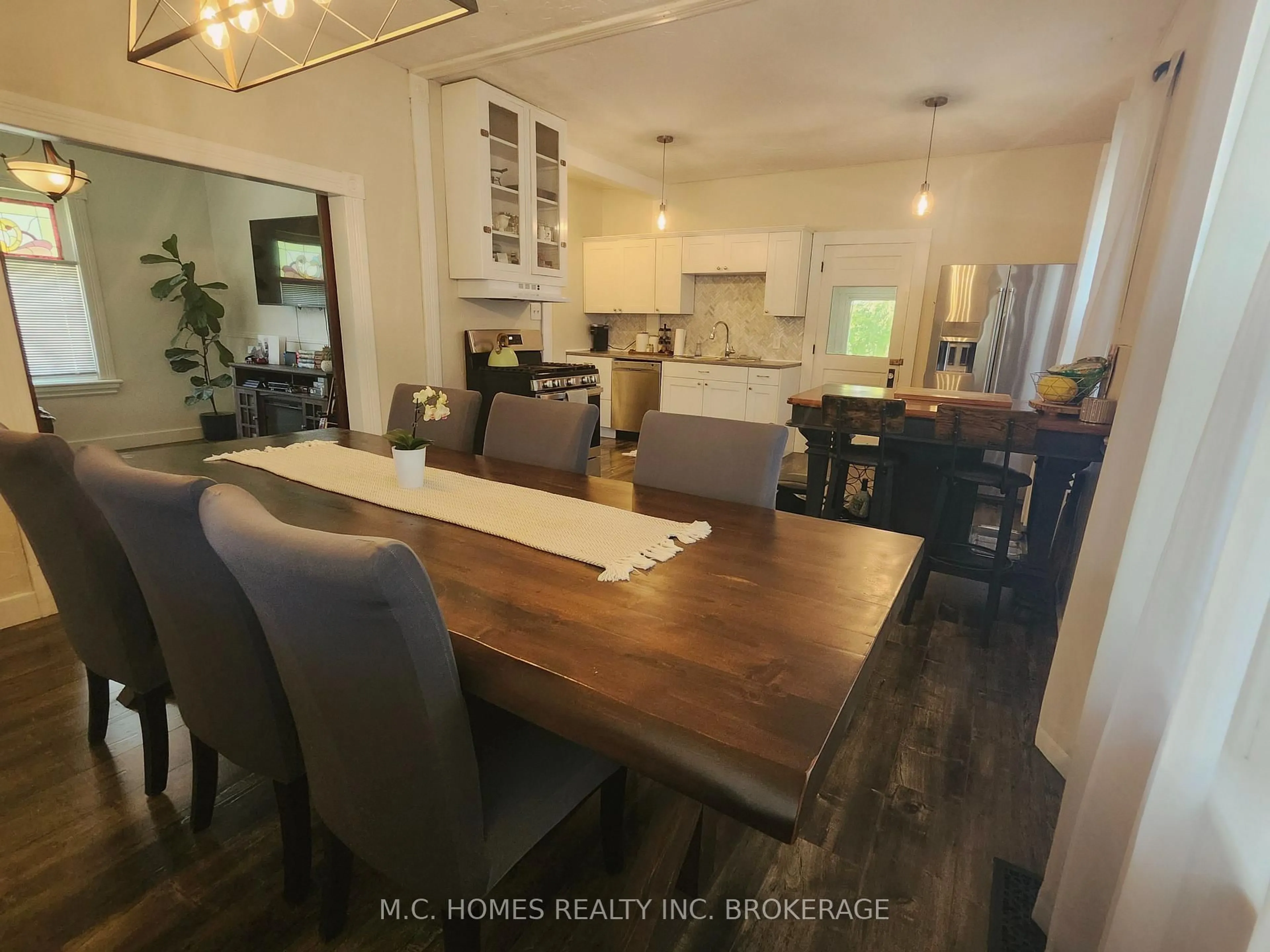 Open concept kitchen, wood/laminate floor for 10140 Iona Rd, Southwold Ontario N0L 1P0