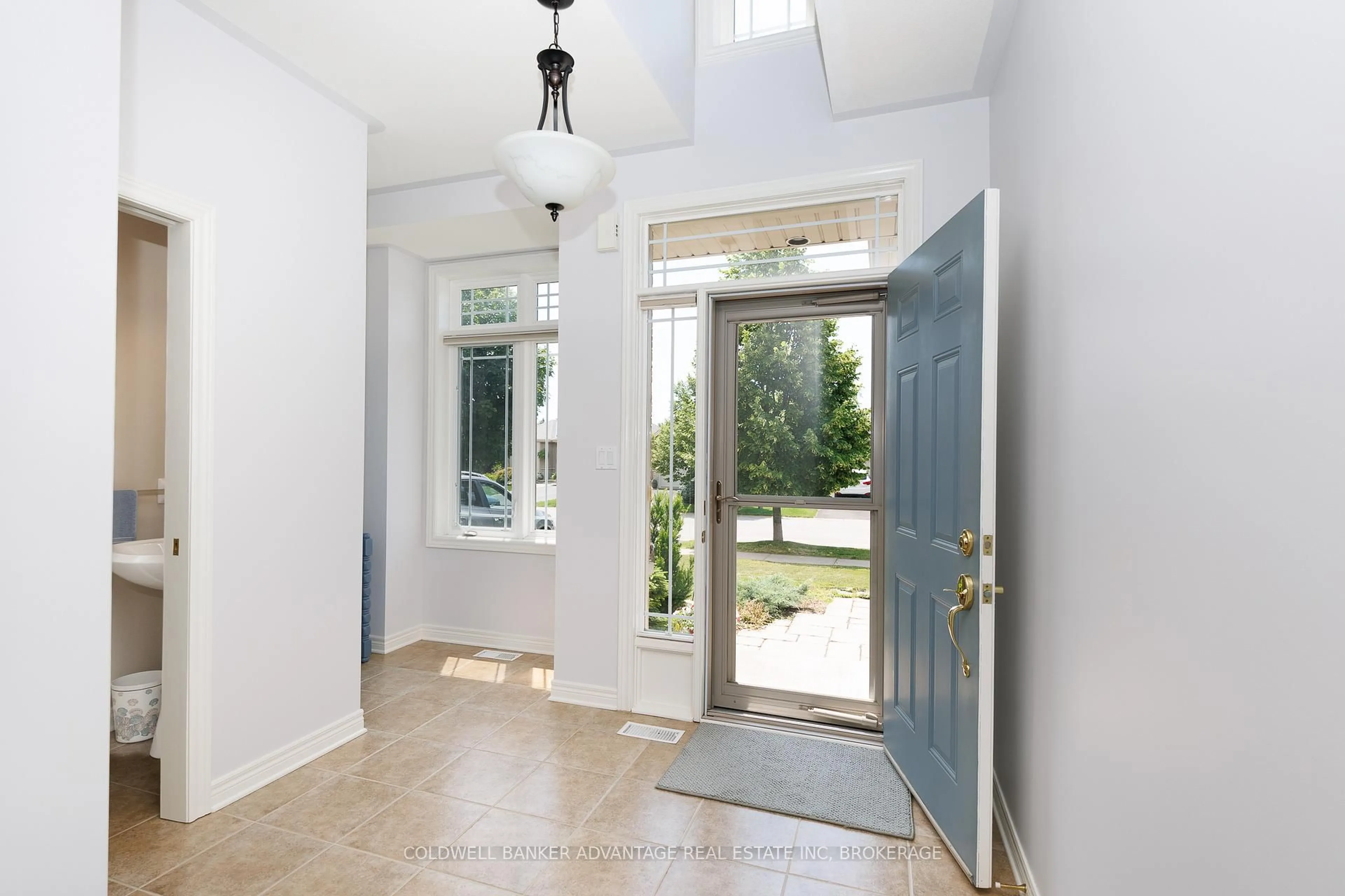 Indoor entryway for 18 Willson Crossing Crt, Pelham Ontario L3E 0P8