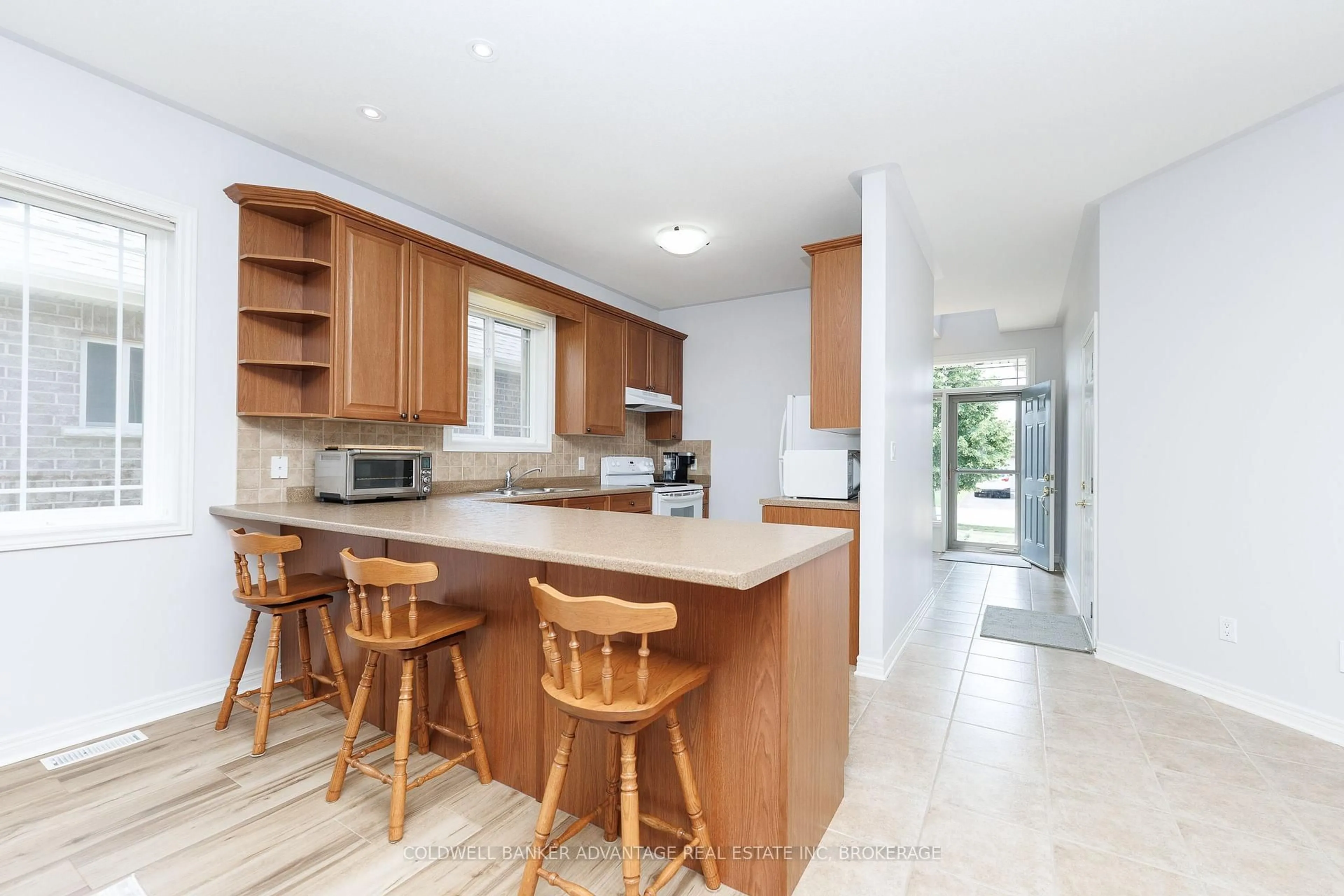 Open concept kitchen, ceramic/tile floor for 18 Willson Crossing Crt, Pelham Ontario L3E 0P8