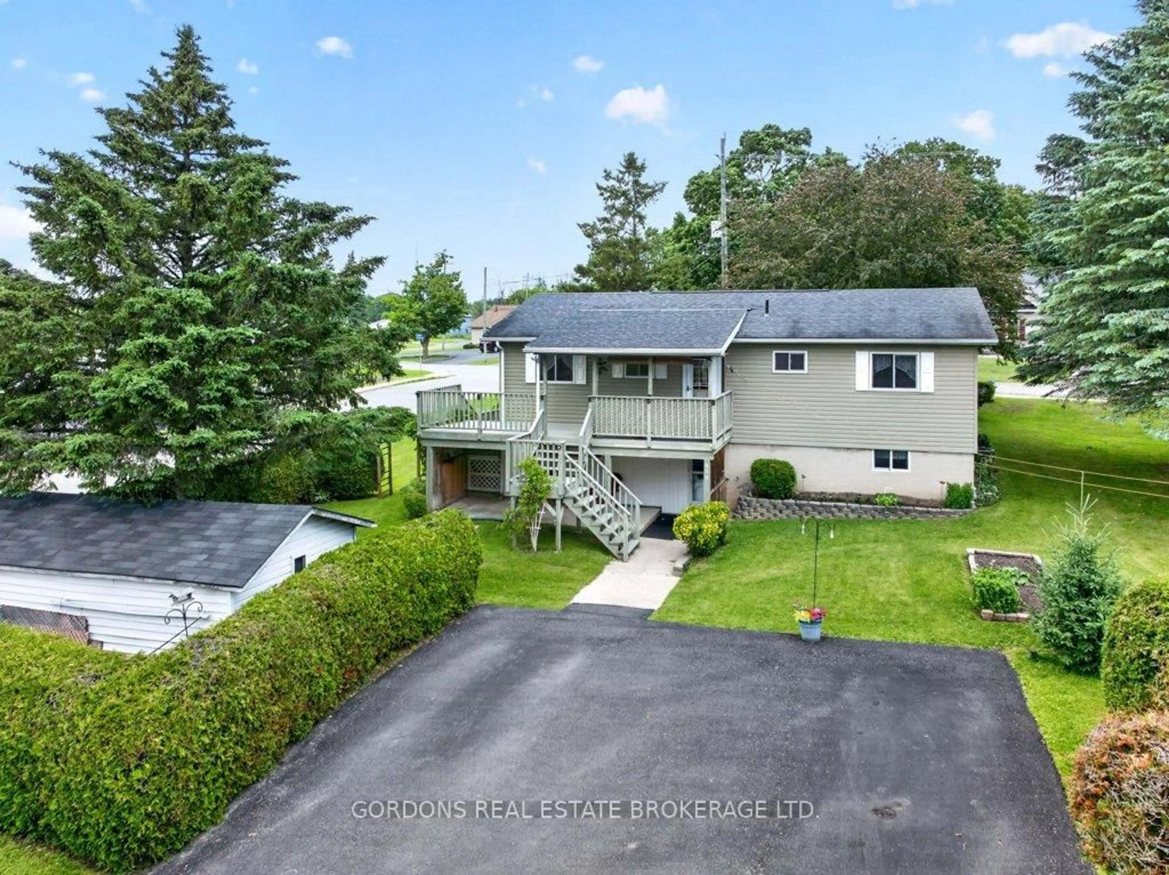 A pic from outside/outdoor area/front of a property/back of a property/a pic from drone, street for 450 Charles St, Gananoque Ontario K7G 1V7