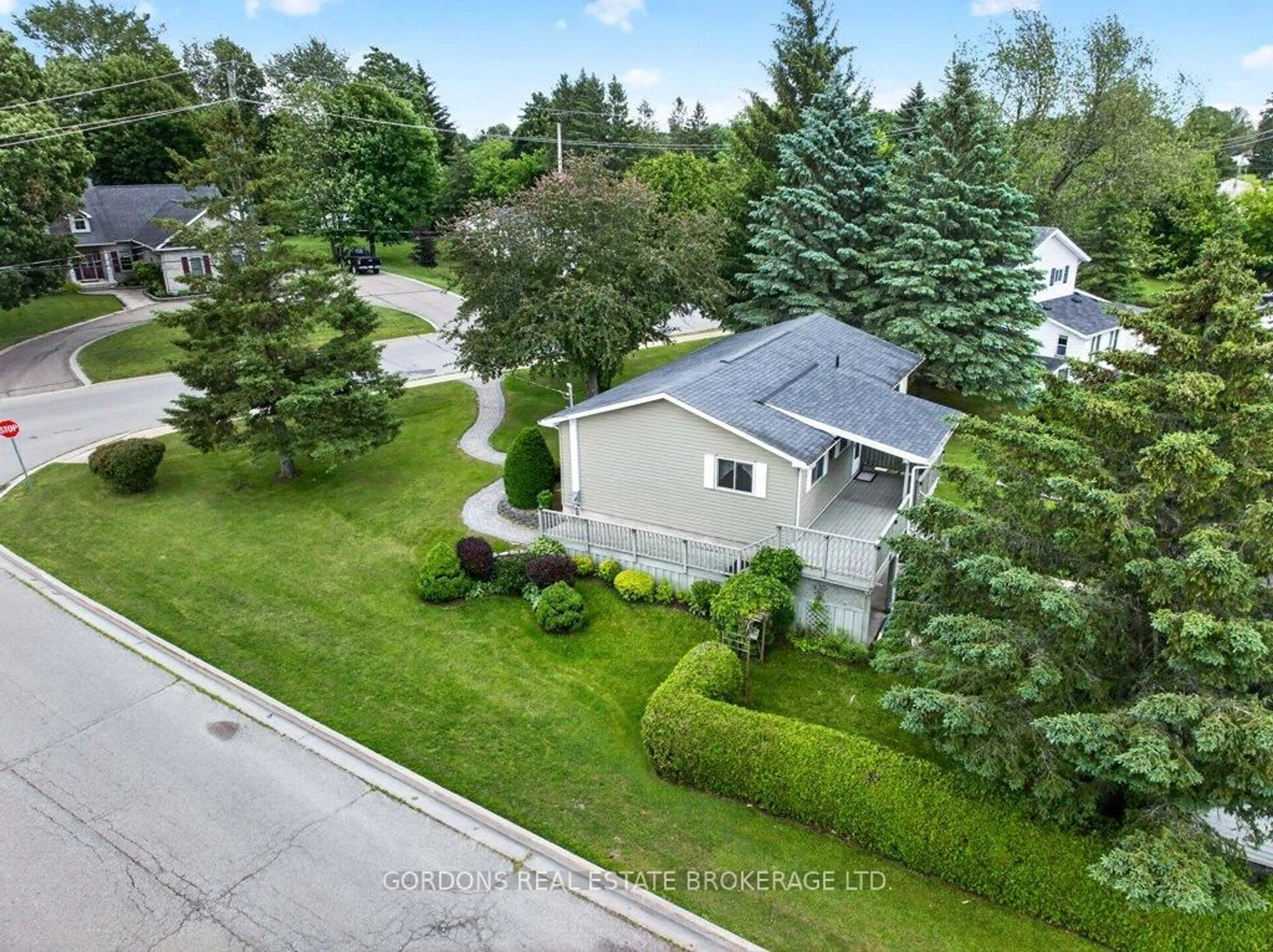 A pic from outside/outdoor area/front of a property/back of a property/a pic from drone, street for 450 Charles St, Gananoque Ontario K7G 1V7