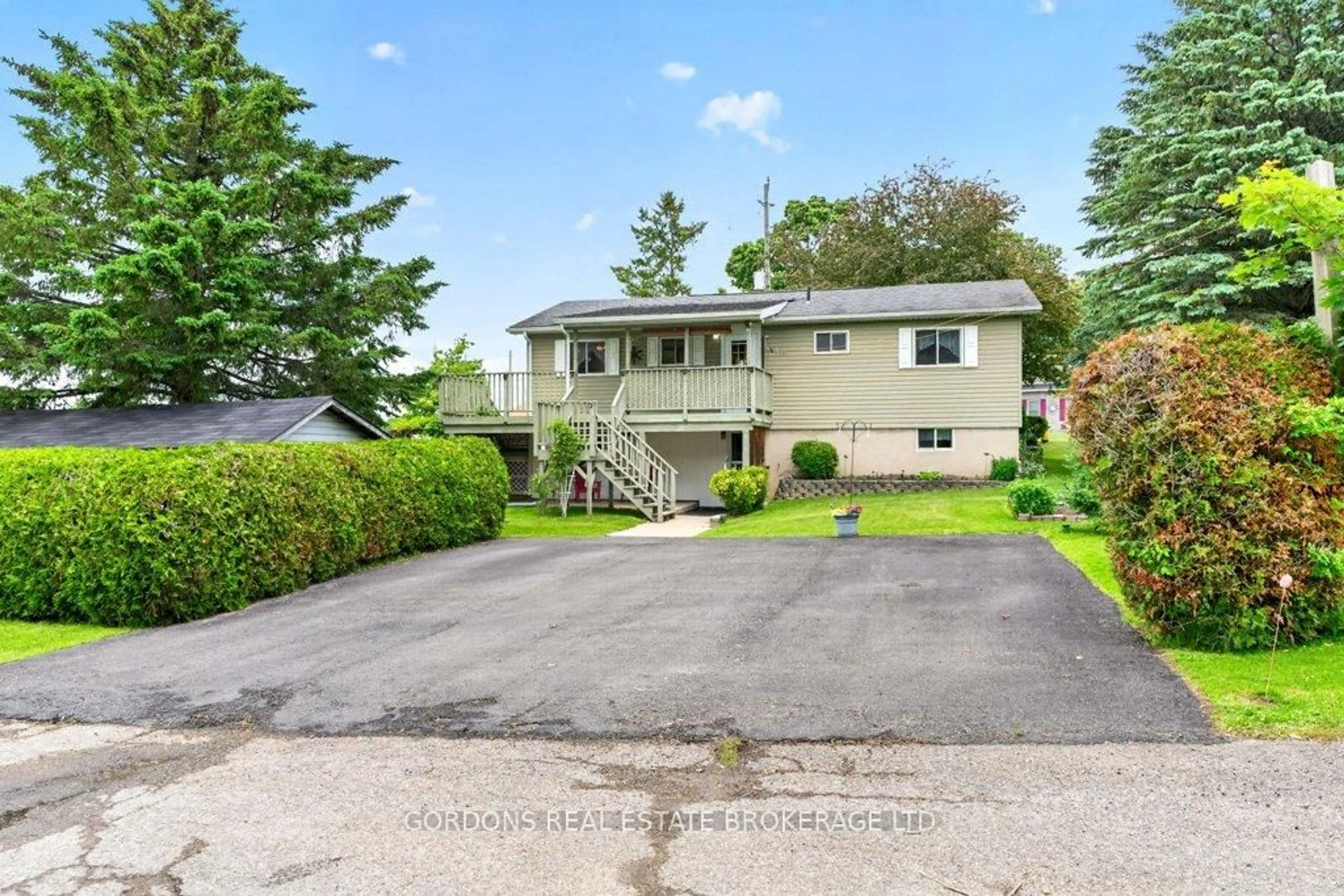 A pic from outside/outdoor area/front of a property/back of a property/a pic from drone, street for 450 Charles St, Gananoque Ontario K7G 1V7