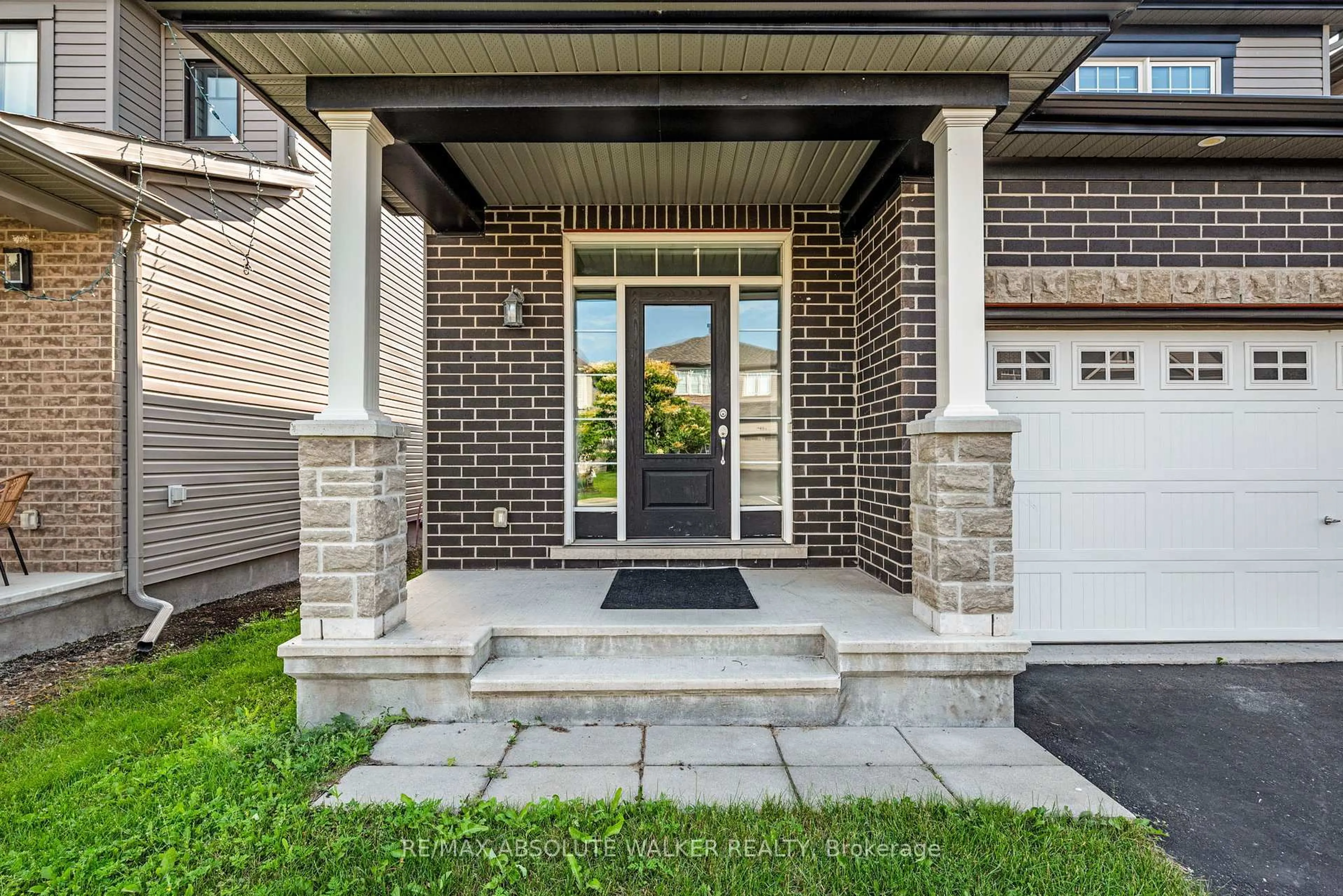 Home with brick exterior material, street for 213 Esturgeon St, Ottawa Ontario K4A 1G3