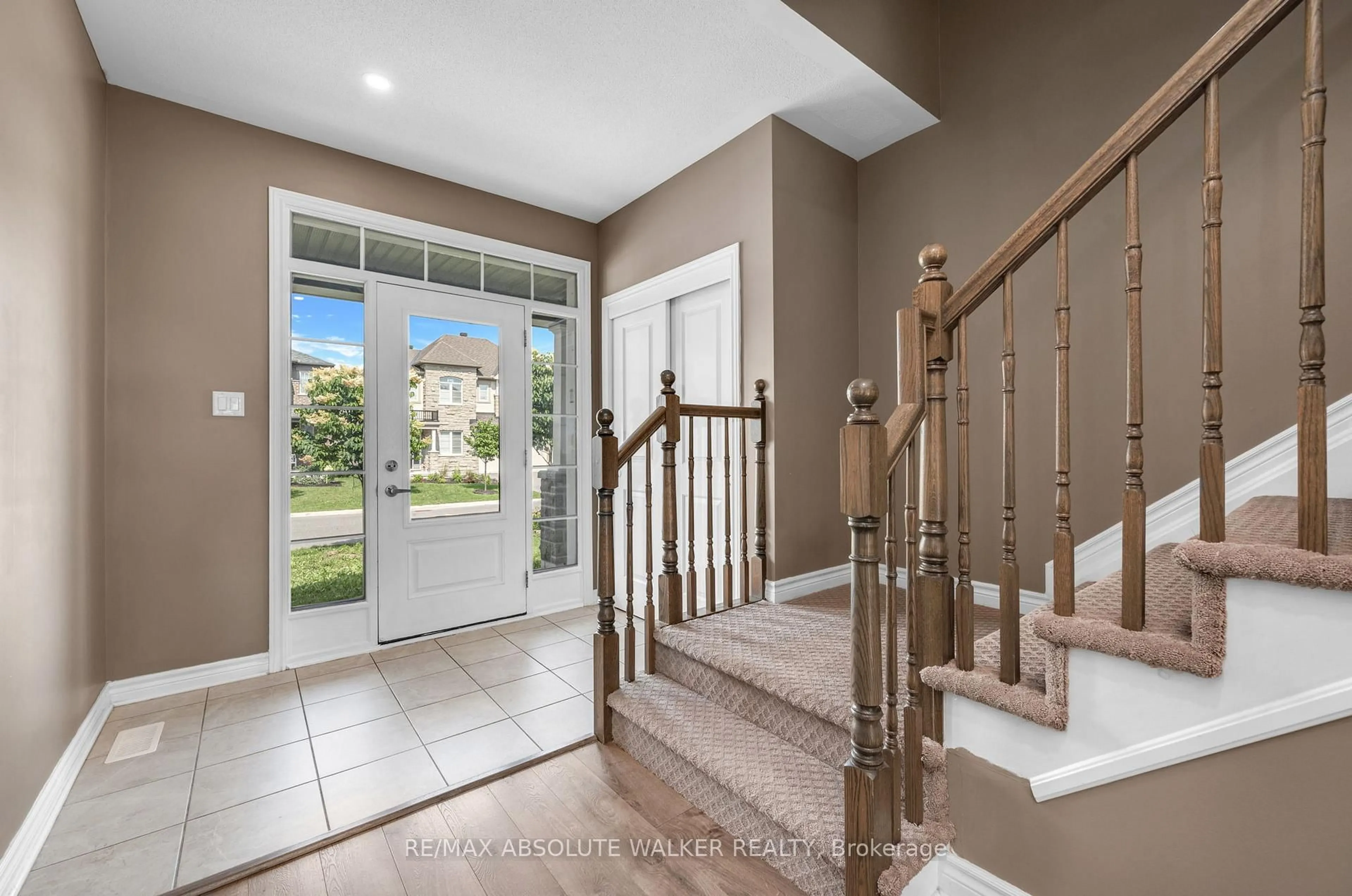 Indoor entryway for 213 Esturgeon St, Ottawa Ontario K4A 1G3