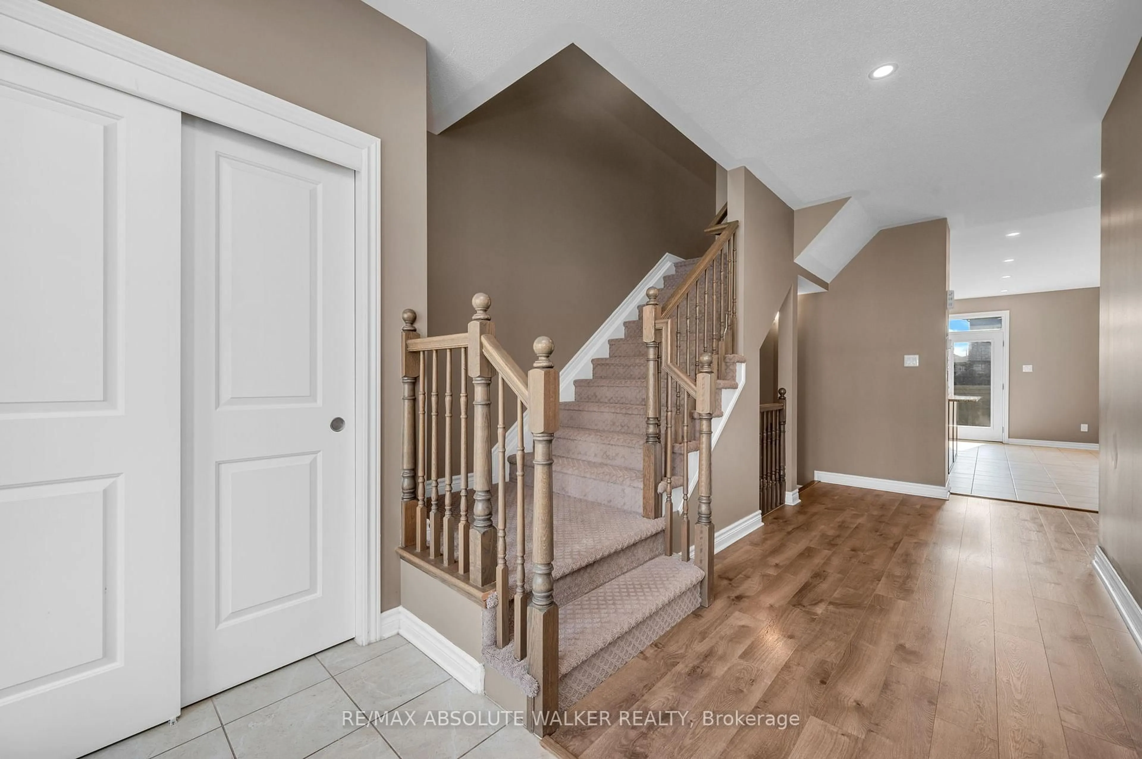 Indoor entryway for 213 Esturgeon St, Ottawa Ontario K4A 1G3