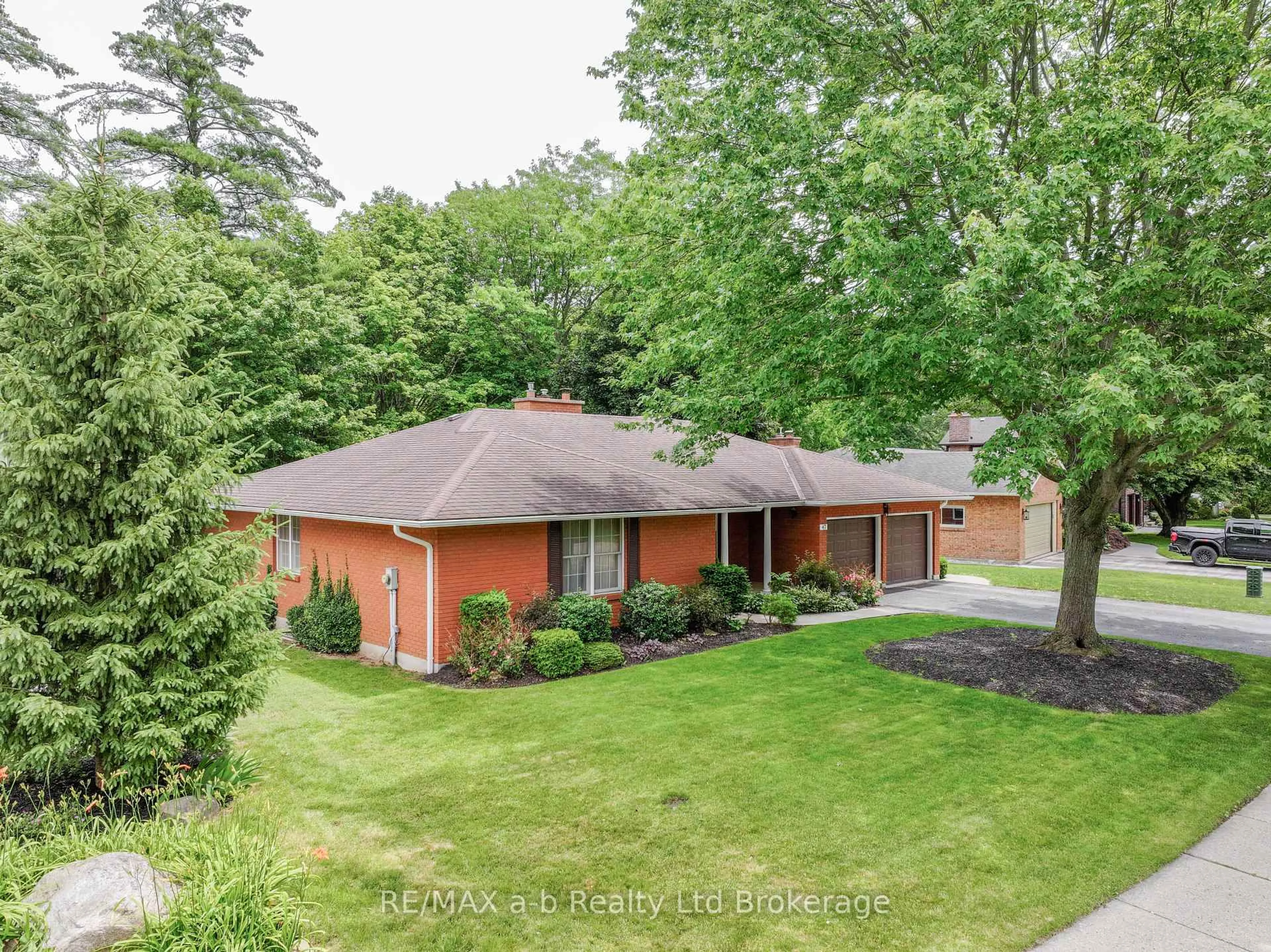 A pic from outside/outdoor area/front of a property/back of a property/a pic from drone, street for 47 Allen St, Tillsonburg Ontario N4G 4V7