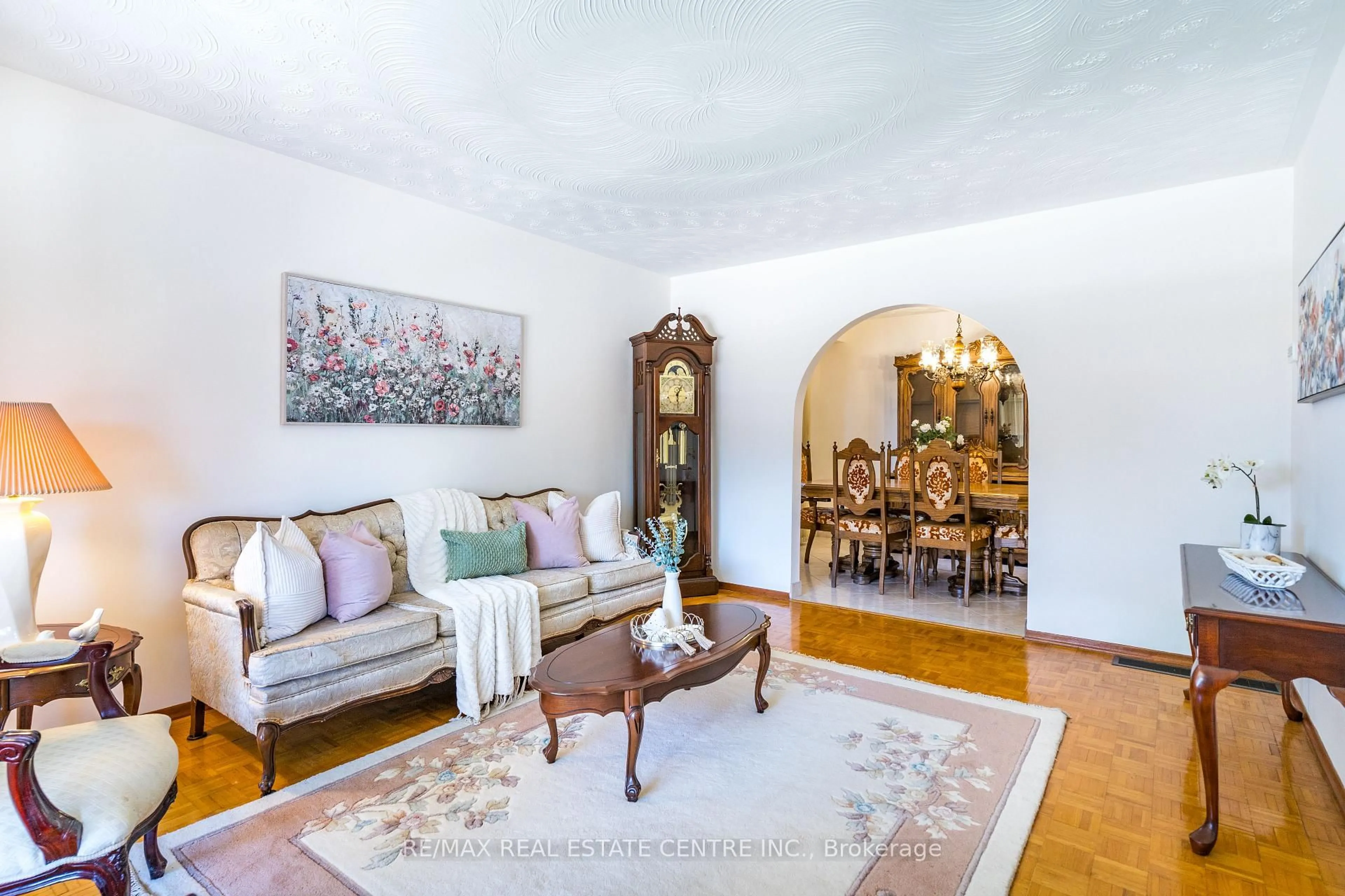 Living room with furniture, unknown for 102 Markson Cres, Hamilton Ontario L8T 4W4