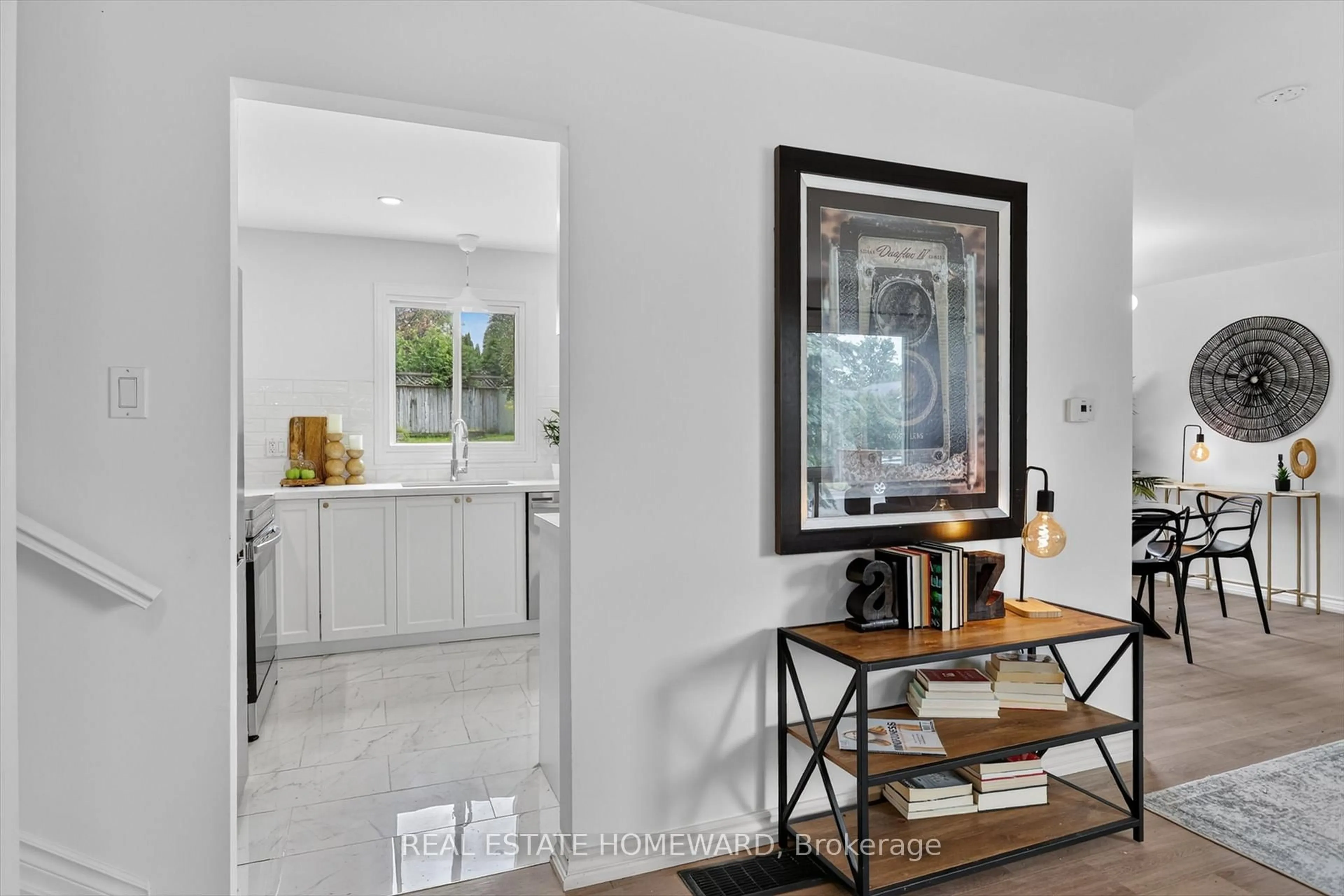 Indoor entryway for 1569 Redwood Dr, Peterborough Ontario K9K 1N9