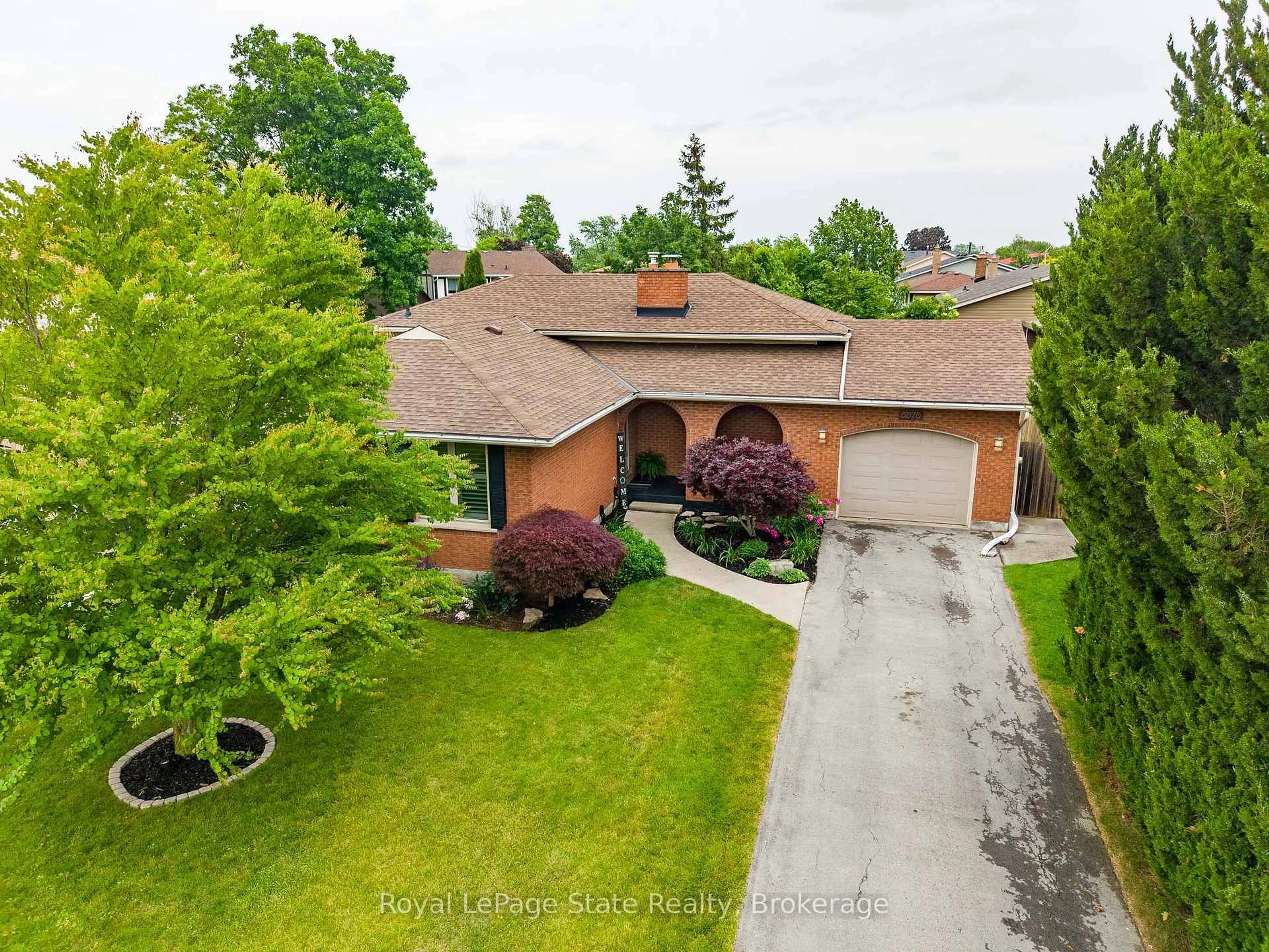 A pic from outside/outdoor area/front of a property/back of a property/a pic from drone, street for 5070 Silver Birch Lane, Lincoln Ontario L3J 0A2