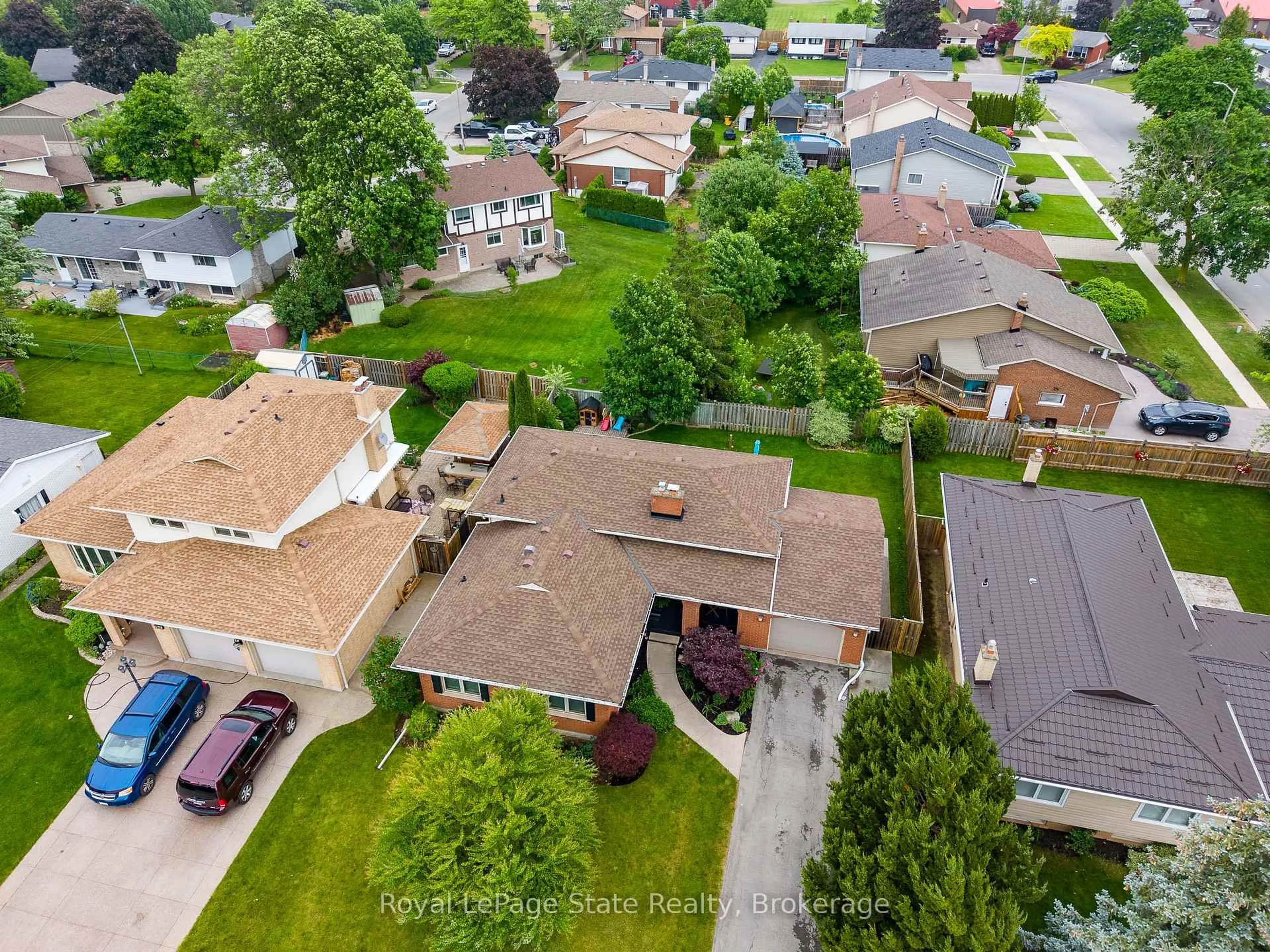 A pic from outside/outdoor area/front of a property/back of a property/a pic from drone, street for 5070 Silver Birch Lane, Lincoln Ontario L3J 0A2