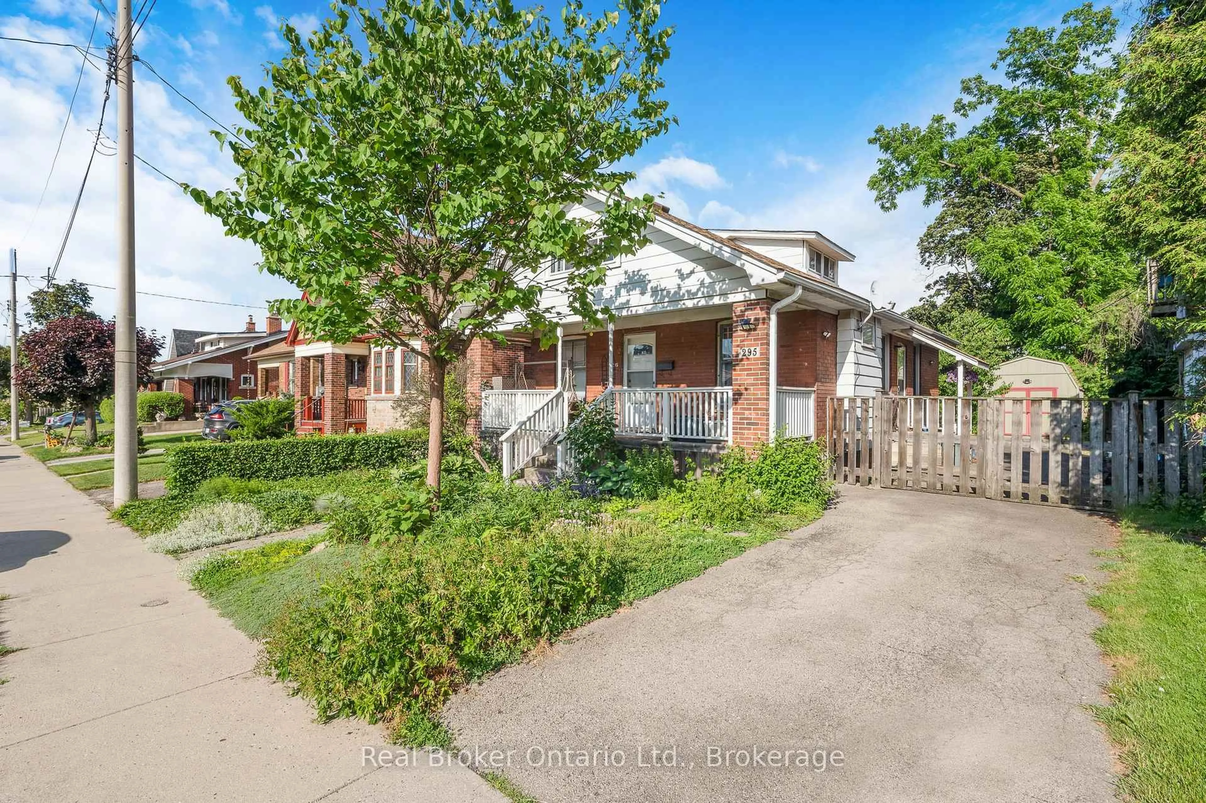 A pic from outside/outdoor area/front of a property/back of a property/a pic from drone, street for 295 Keswick Crt, Hamilton Ontario L8K 2S6