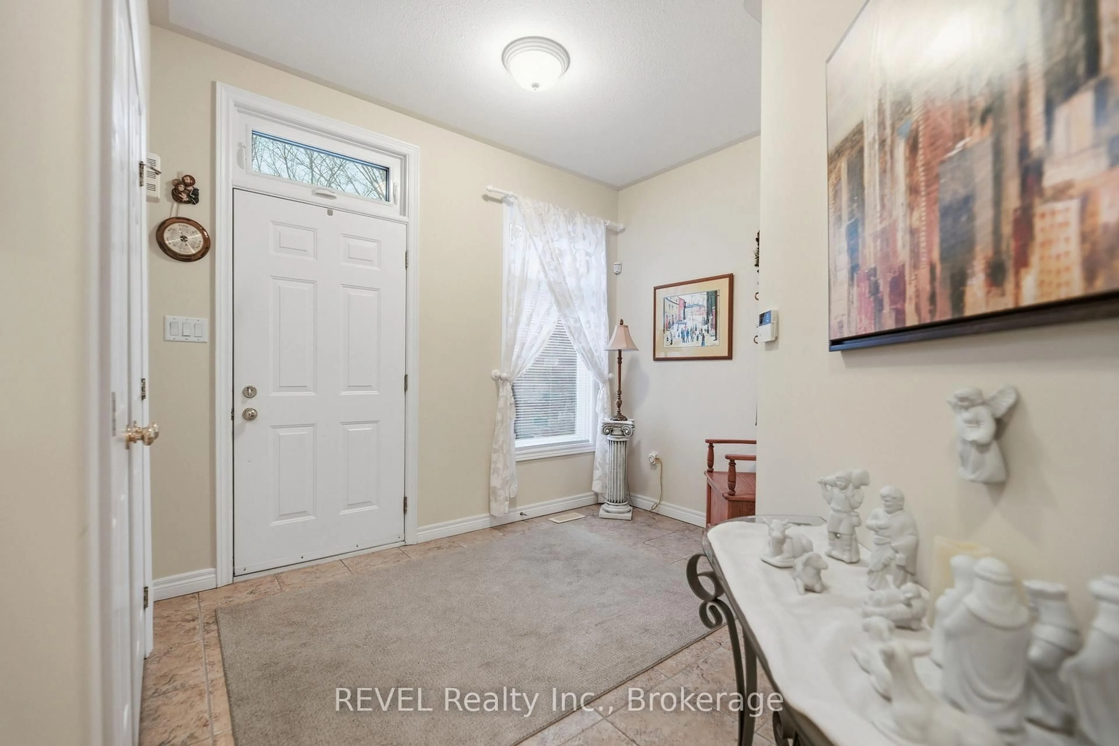 Indoor entryway for 6295 Forest Ridge Dr, Niagara Falls Ontario L2J 4K2