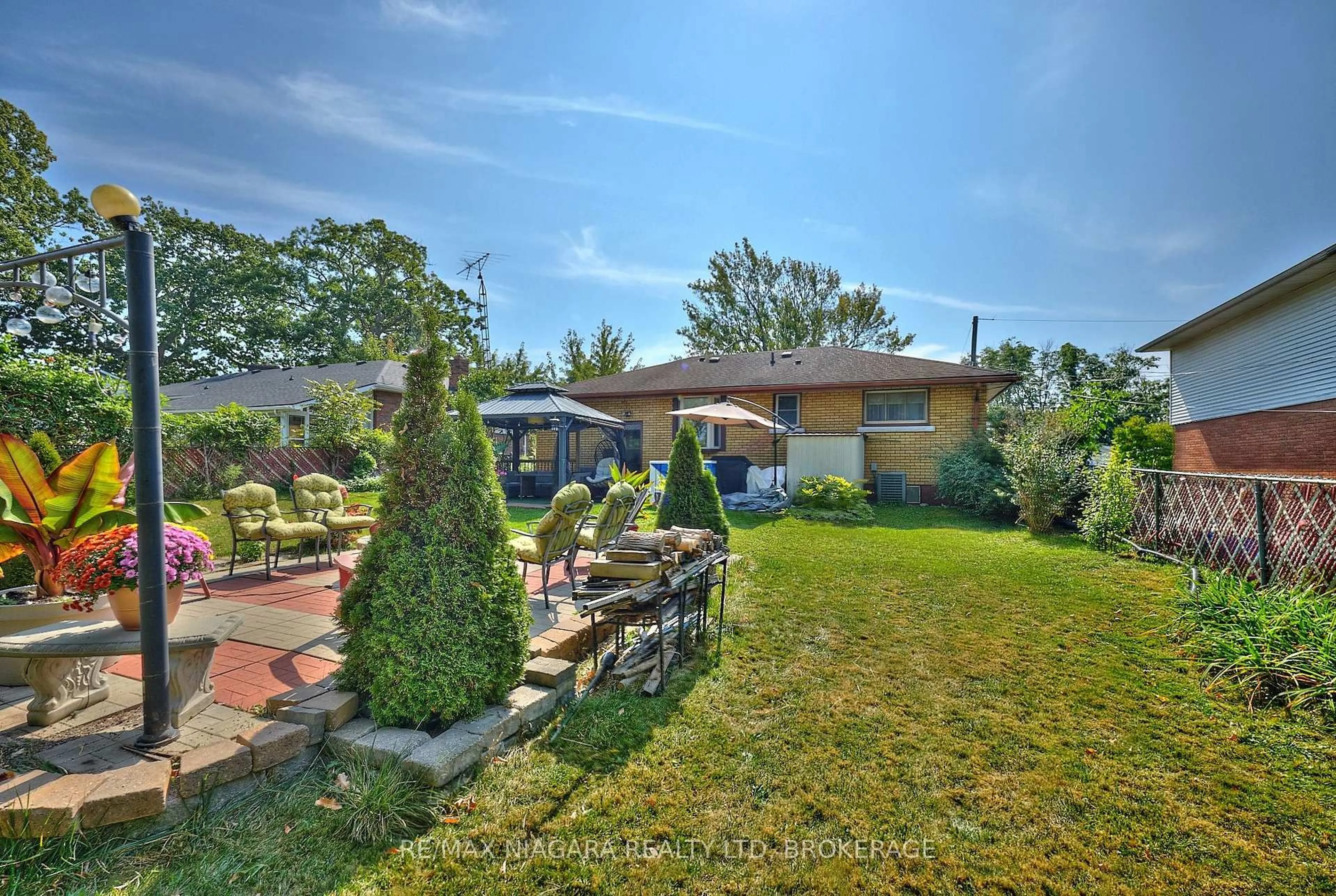 Patio, street for 316 Bowen Rd, Fort Erie Ontario L2A 2Y9