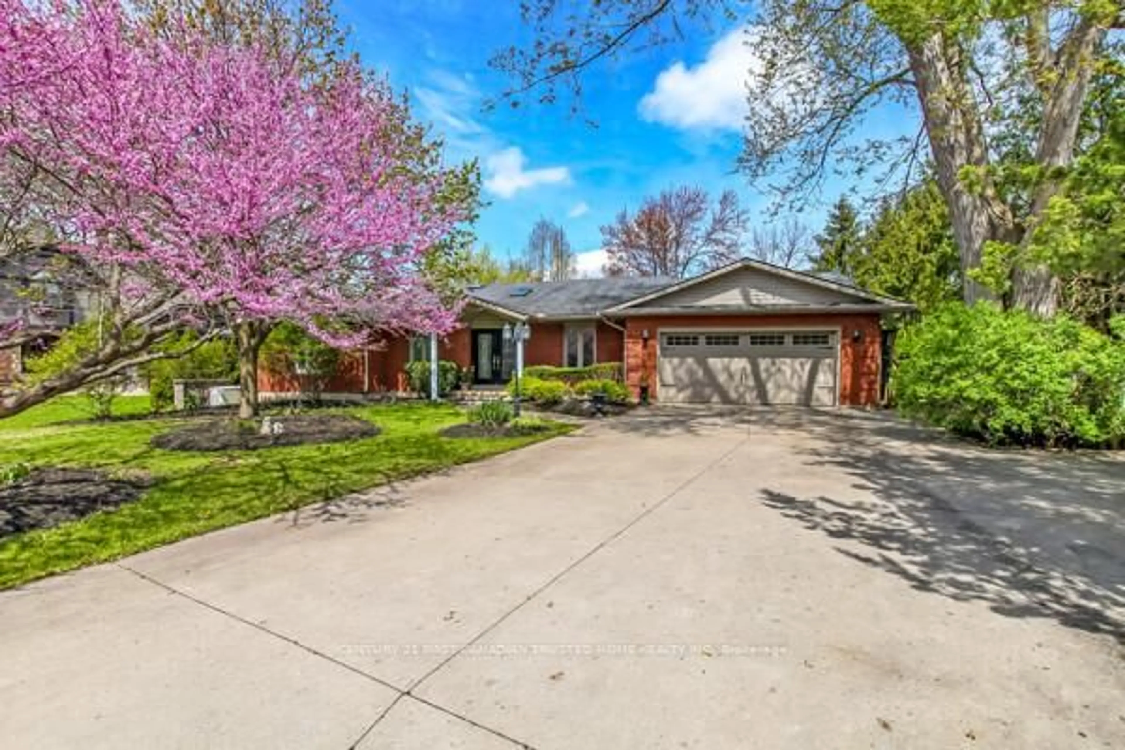 A pic from outside/outdoor area/front of a property/back of a property/a pic from drone, street for 27 Croydon Dr, Middlesex Centre Ontario N0M 1C0