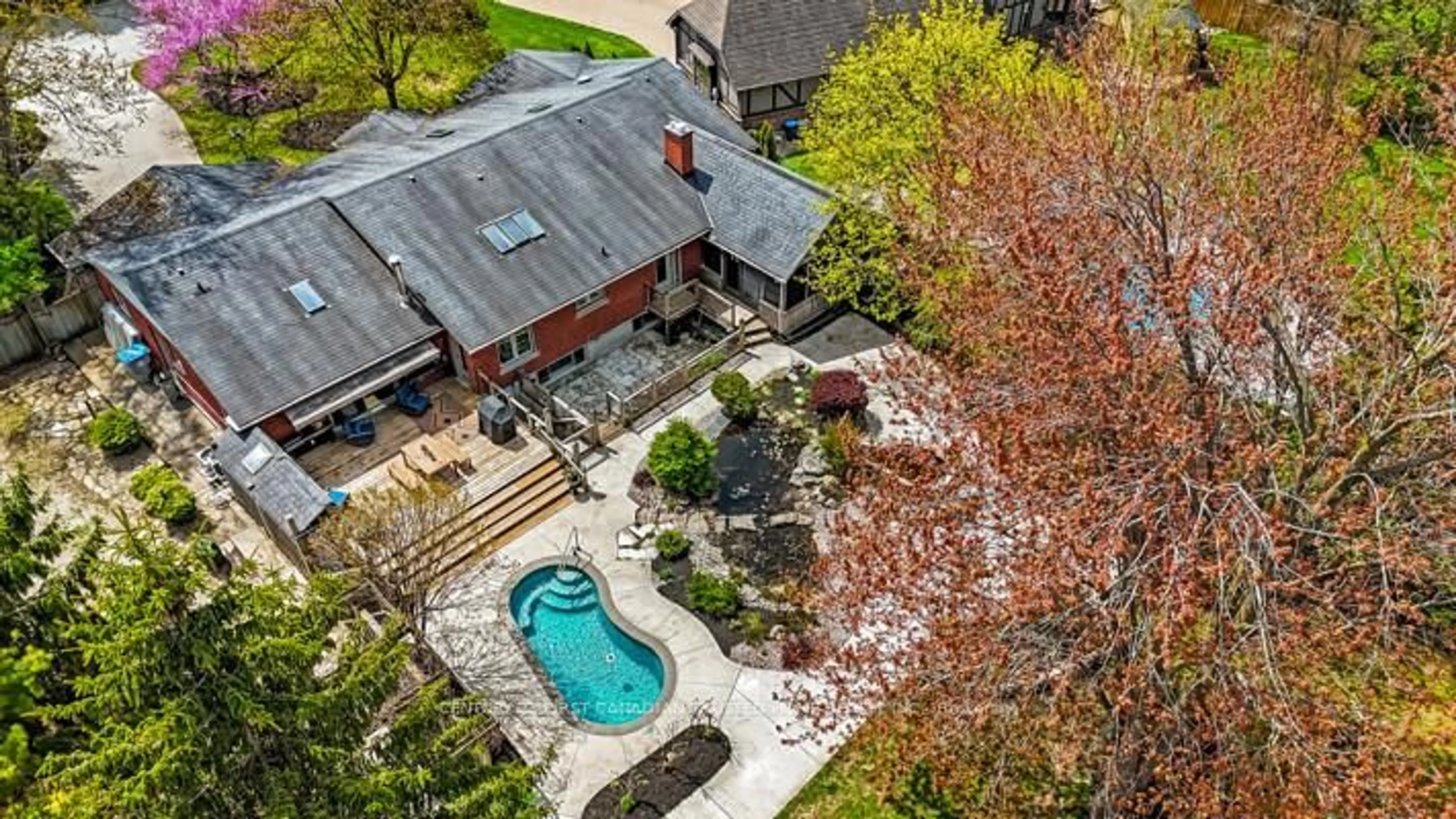 A pic from outside/outdoor area/front of a property/back of a property/a pic from drone, street for 27 Croydon Dr, Middlesex Centre Ontario N0M 1C0
